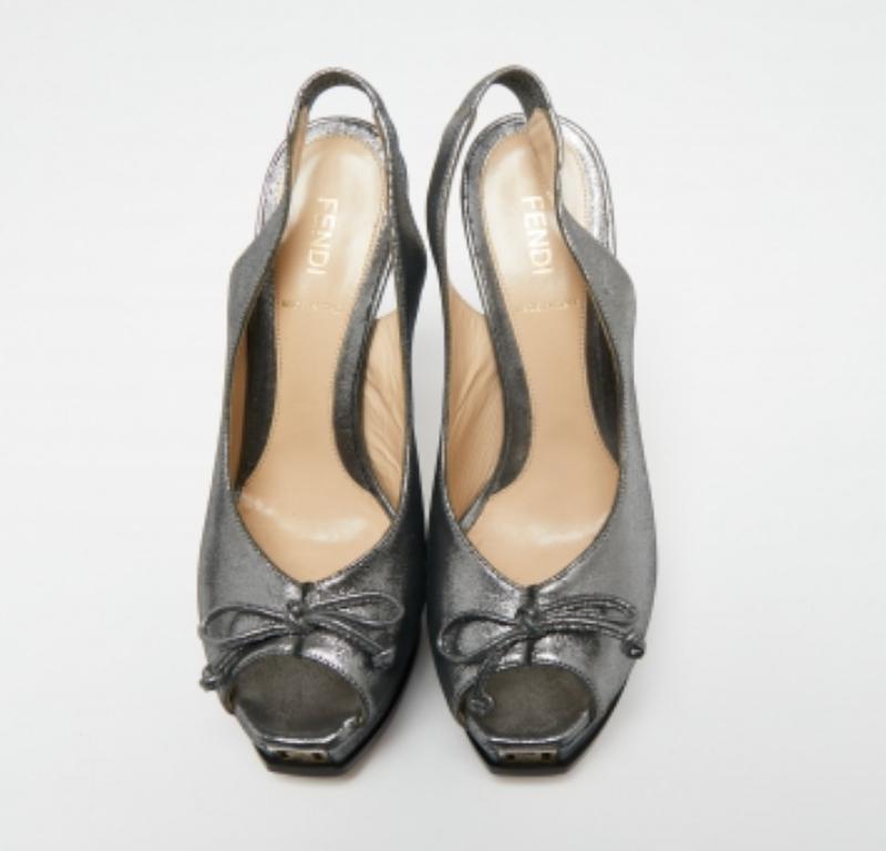 Fendi Sandalias de ante gris metalizado Fendista Peep Toe Slingback Platform Talla 38.5 Gris en venta