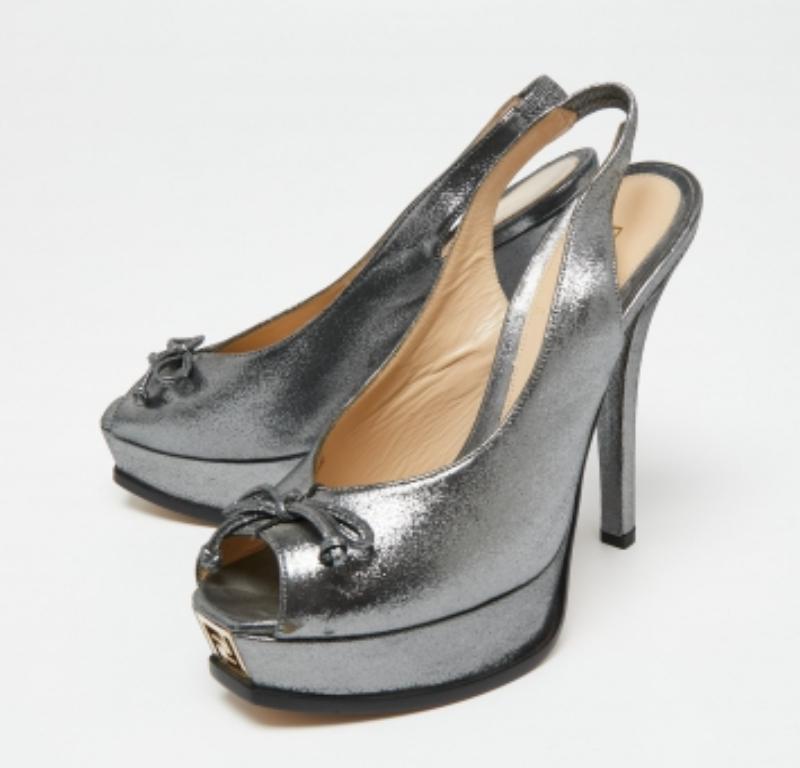 Fendi Sandalias de ante gris metalizado Fendista Peep Toe Slingback Platform Talla 38.5 en Bueno estado para la venta en Dubai, Al Qouz 2