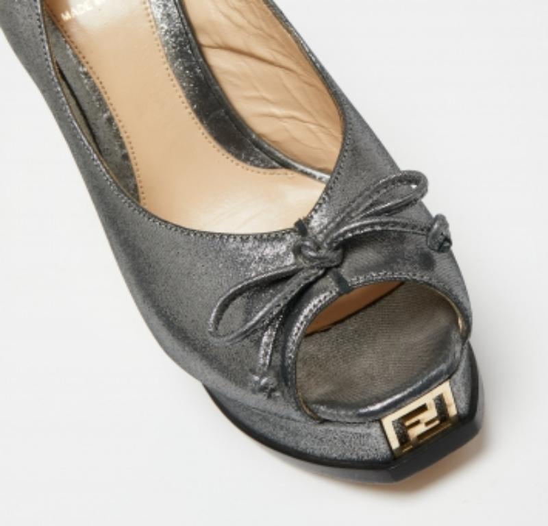 Fendi Sandalias de ante gris metalizado Fendista Peep Toe Slingback Platform Talla 38.5 en venta 1