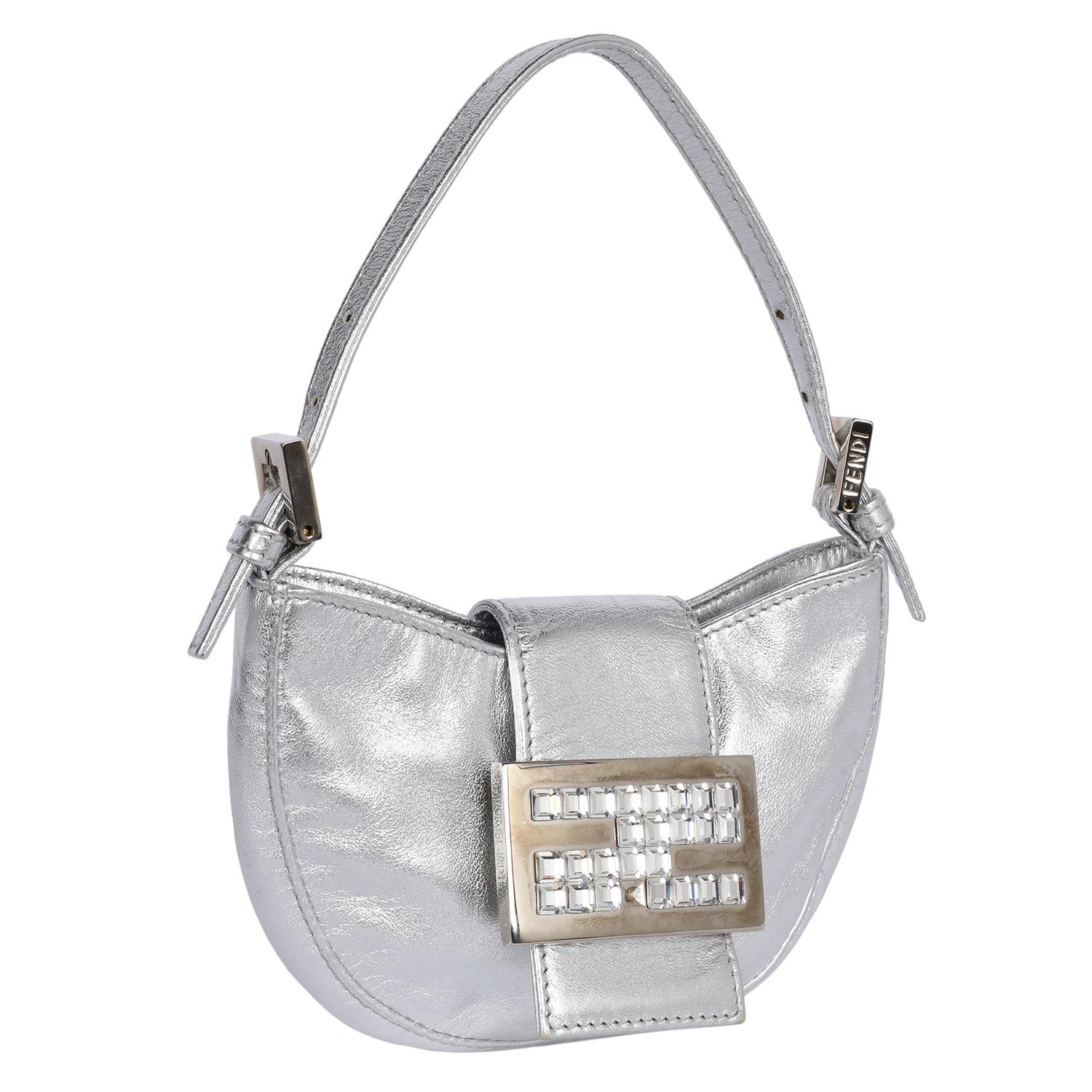 Autentica borsa Fendi Metallic Mini Croissant. 

La dichiarazione di moda più adorabile sta per essere fatta con questo Fendi! Questa mini borsa, soprannominata 