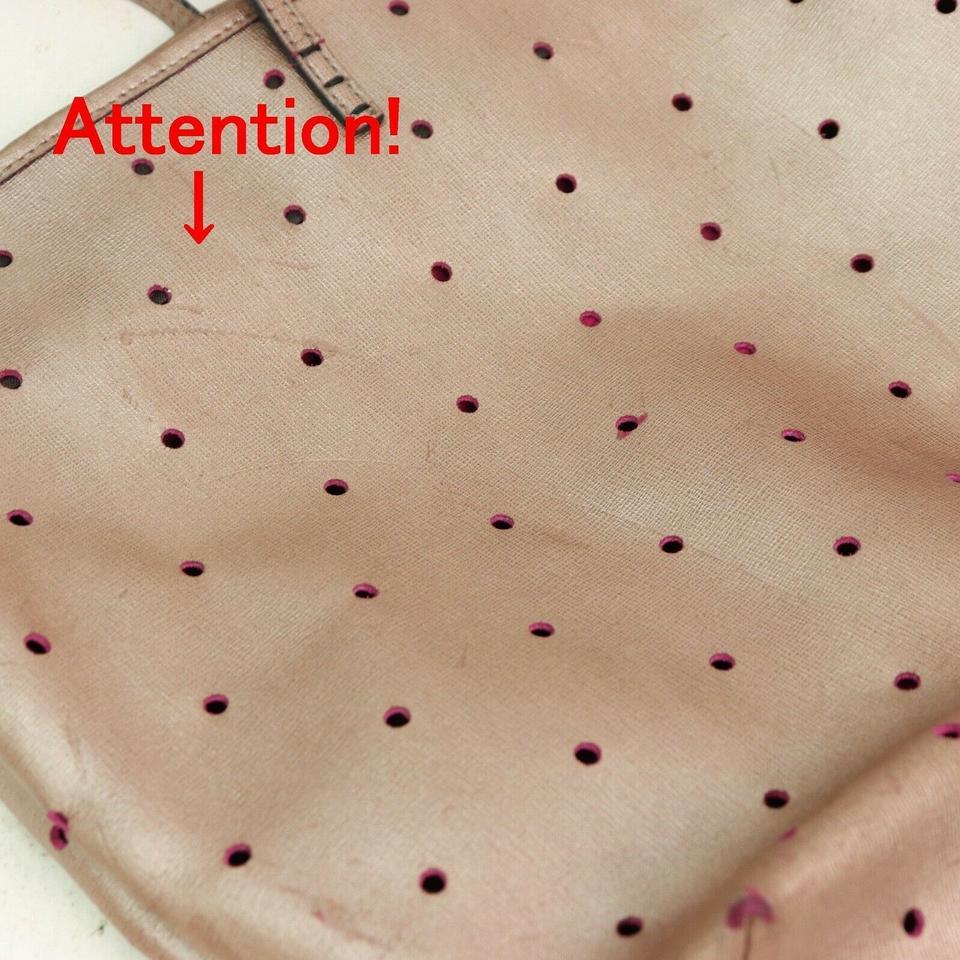 Fendi - Sac fourre-tout en cuir rose perforé métallisé avec pochette 870587 en vente 6