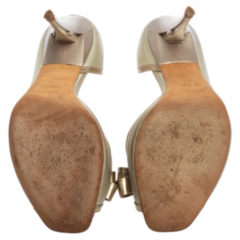 These exquisite pumps from Fendi are stylish, feminine, and versatile that makes them worth splurging on. Crafted from silver leather, these pumps flaunt peep toes with dainty bows on the uppers. These beauties are set on 10 cm heels that provide
