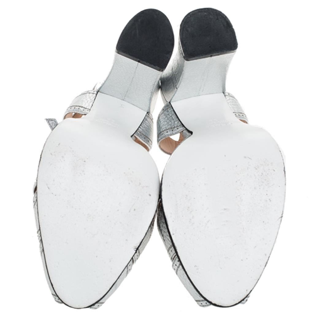 Fendi Metallic Silver Leather T-Bar Platform Block Heel Sandals Size 38 In Fair Condition In Dubai, Al Qouz 2