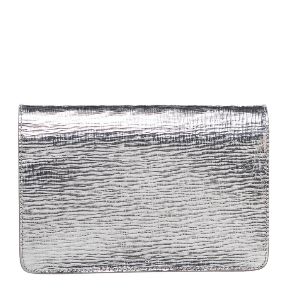 This sophisticated WOC in metallic silver from Fendi is definitely a timeless purchase. Crafted using quality leather, the bag features the classic FF on the flap and its interior has multiple slots and a zip pocket. Complete with a chain link, you