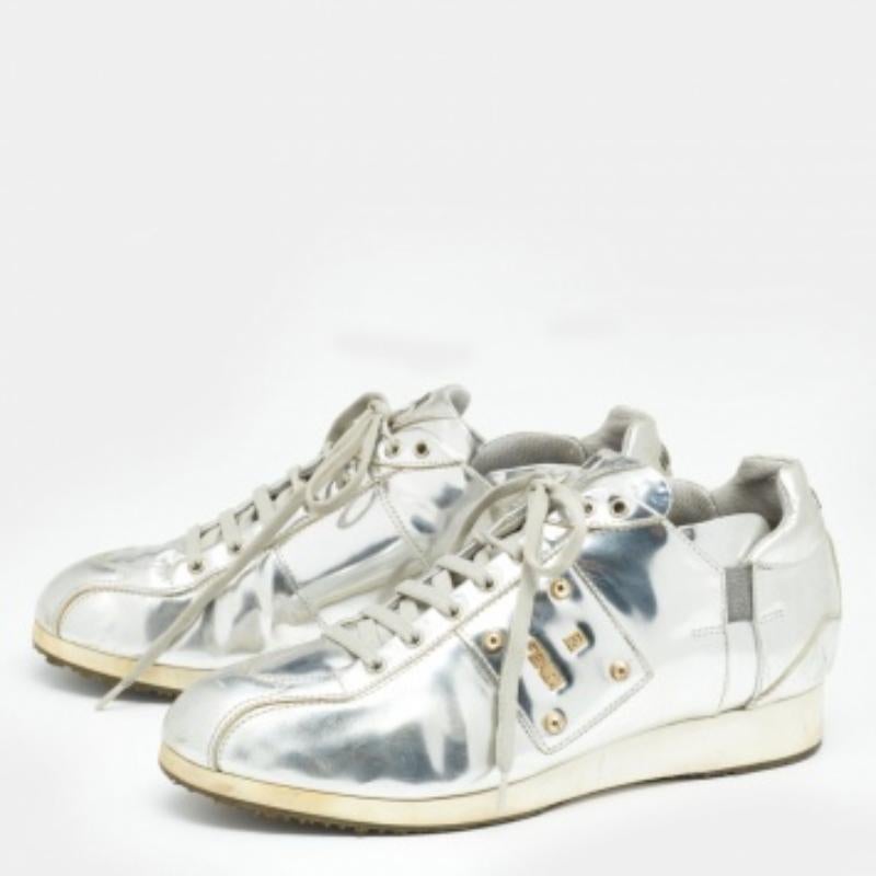 These Fendi sneakers are an apt choice for a statement look. Created from metallic silver patent leather, they are teamed with lace-up vamps, rubber soles, and fabric insoles. The brand signature on the sides, tongue, and counter adds an exclusive