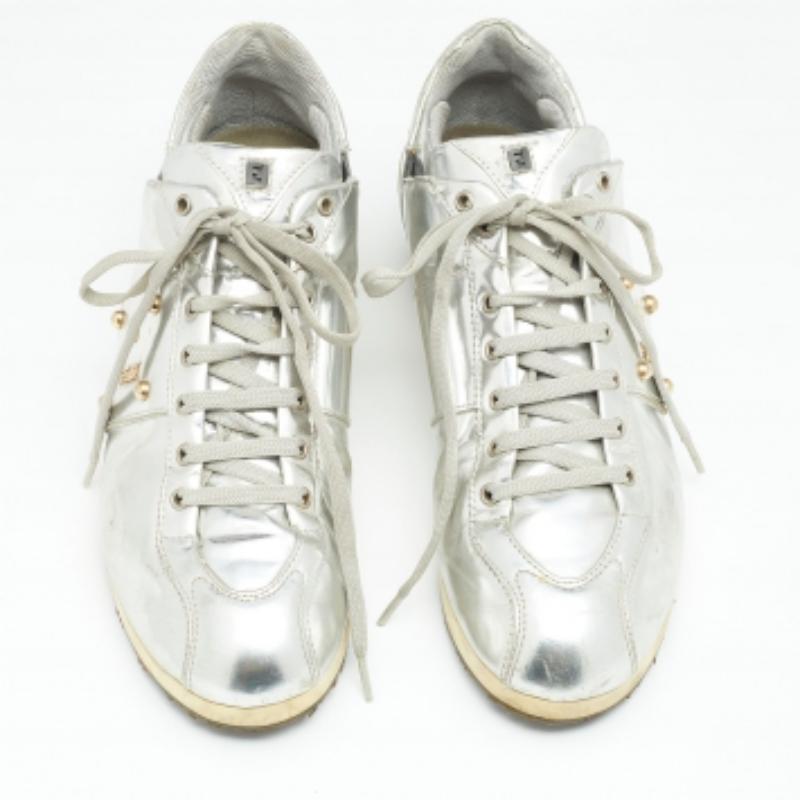 Fendi Metallic Silver Patent Leather Low Top Sneakers Size 38 In Fair Condition For Sale In Dubai, Al Qouz 2