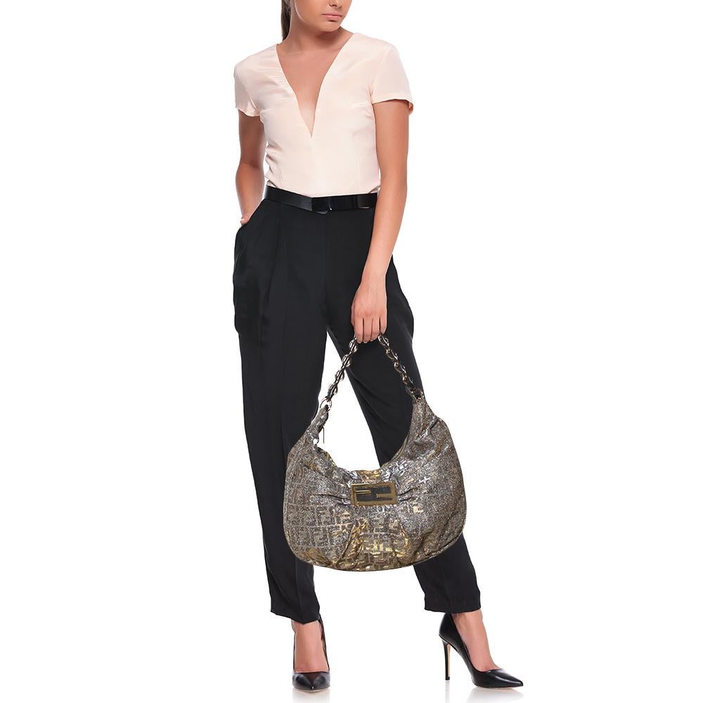 Completa un look vincente con questa Mia hobo di Fendi. Realizzata in tessuto lurex Zucca Tabacco, presenta sul davanti un sorprendente logo FF invertito in tonalità oro e la chiusura superiore con zip si apre su un interno spazioso, adatto a