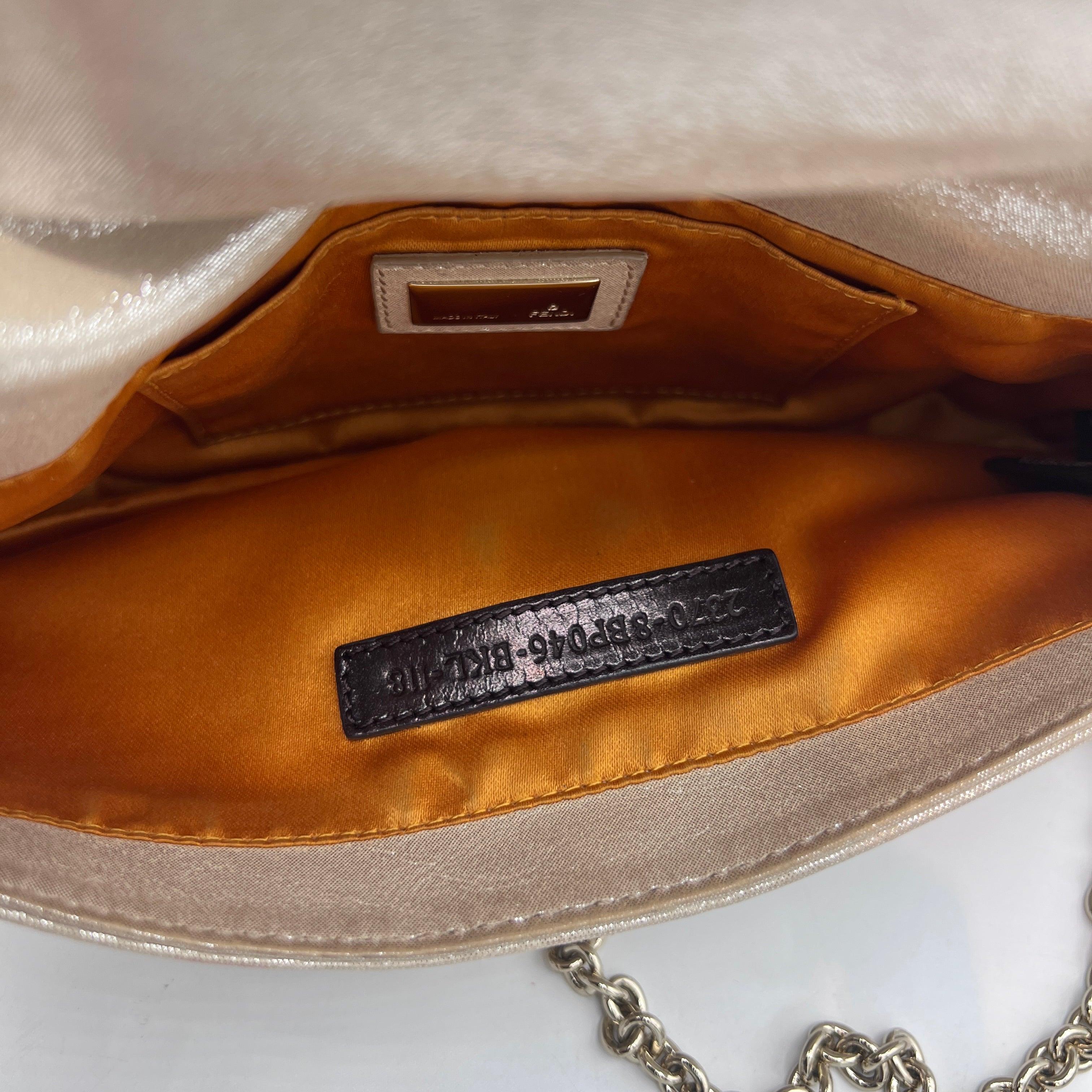 Fendi - Pochette en cuir métallisé Mia - Beige en vente 7