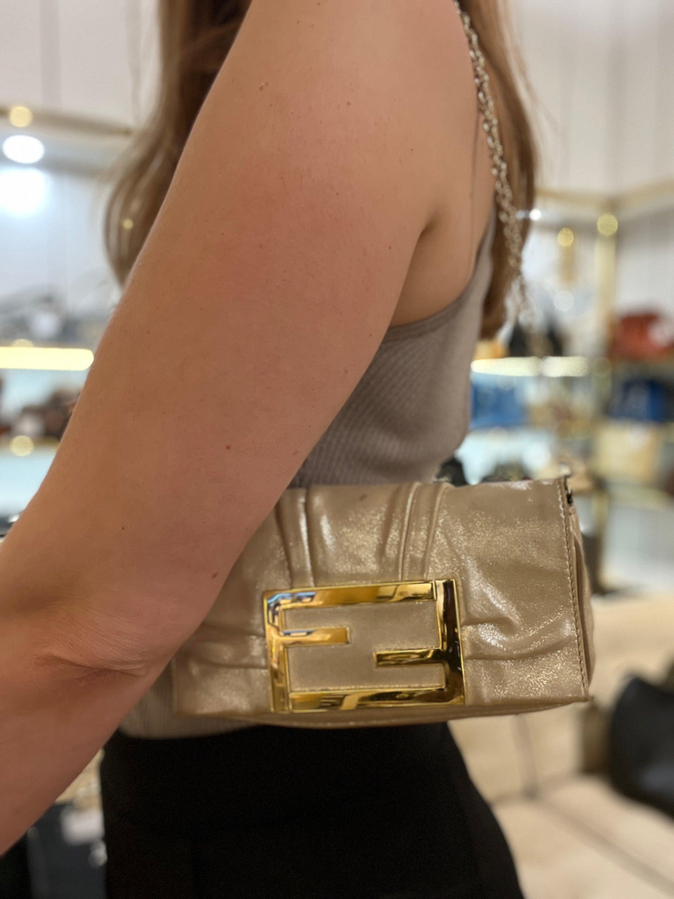 Fendi - Pochette en cuir métallisé Mia - Beige Excellent état - En vente à SAINT-OUEN-SUR-SEINE, FR