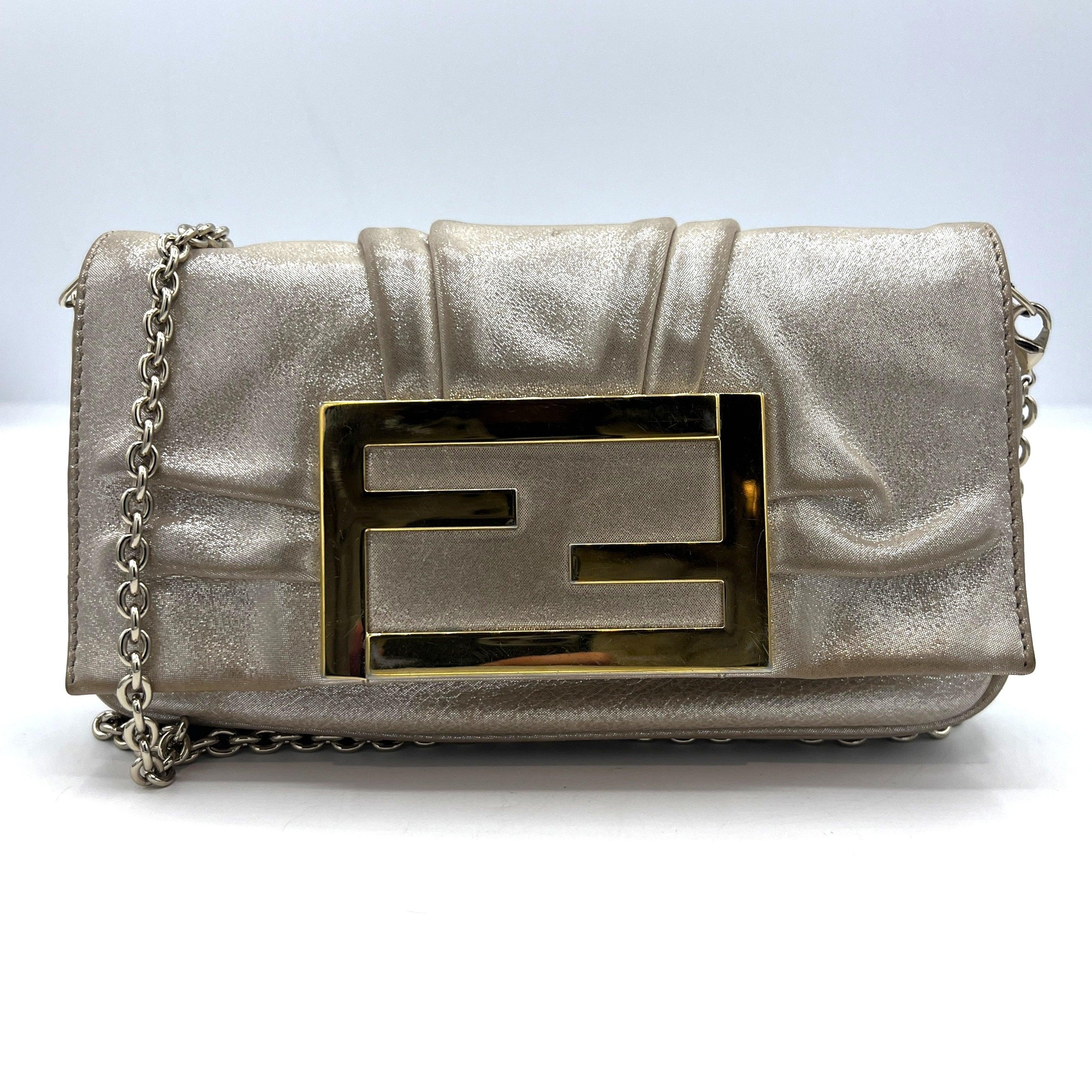 Fendi - Pochette en cuir métallisé Mia - Beige Unisexe en vente