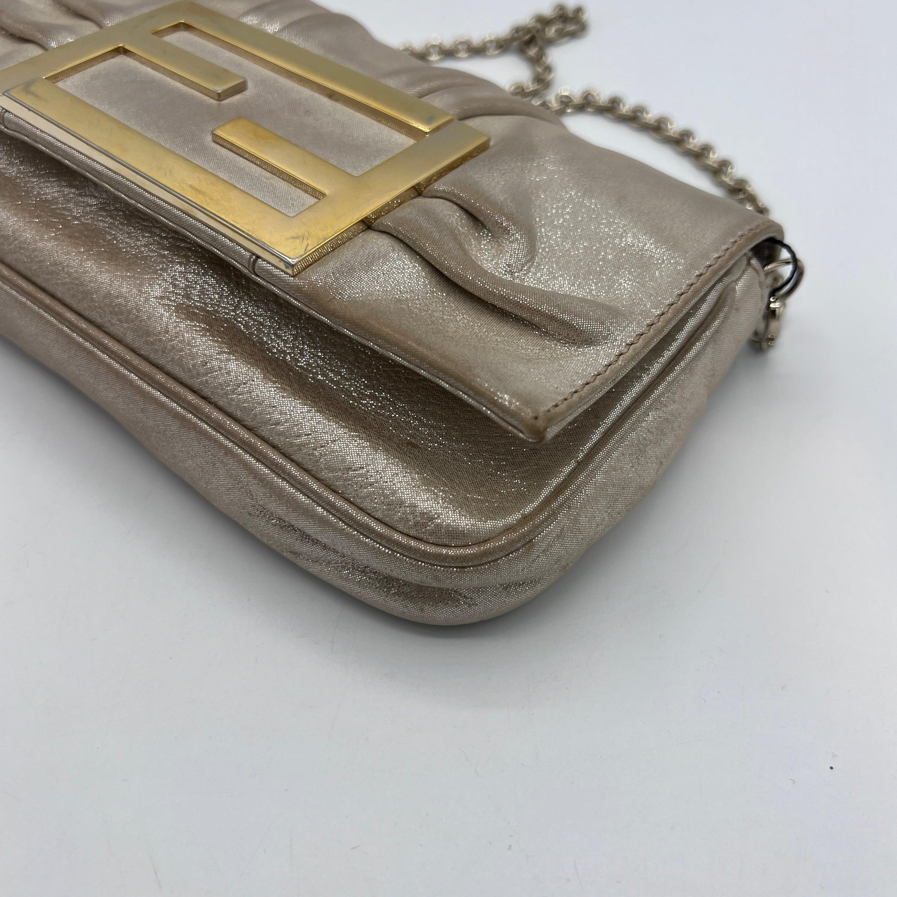 Fendi - Pochette en cuir métallisé Mia - Beige en vente 3