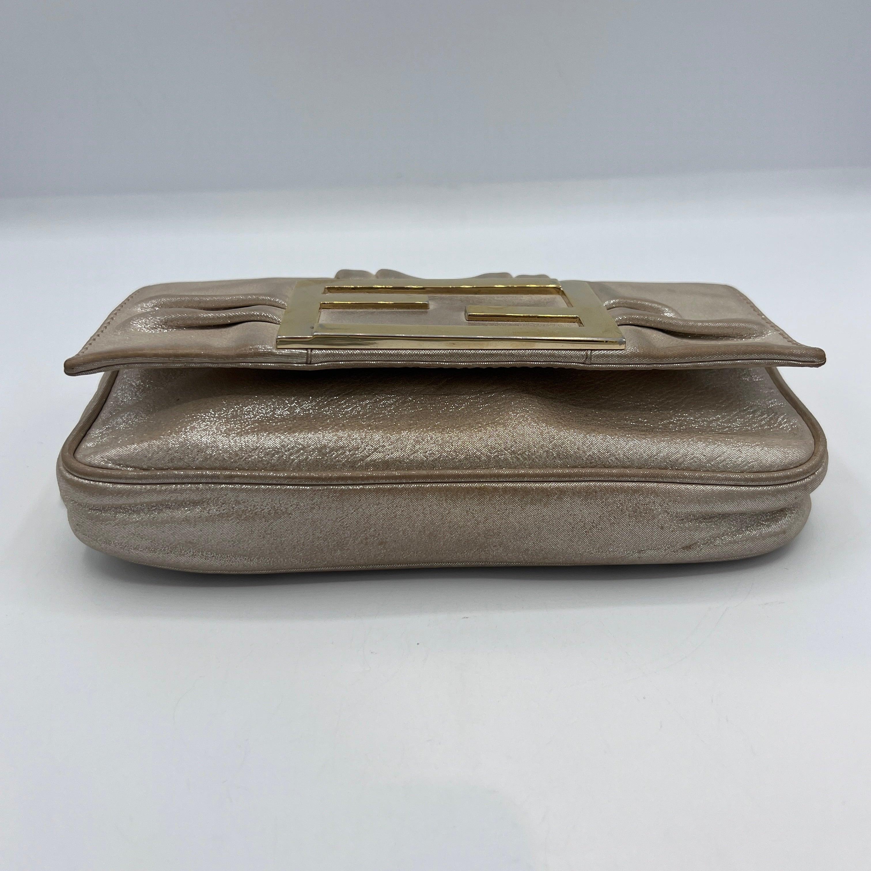 Fendi - Pochette en cuir métallisé Mia - Beige en vente 4