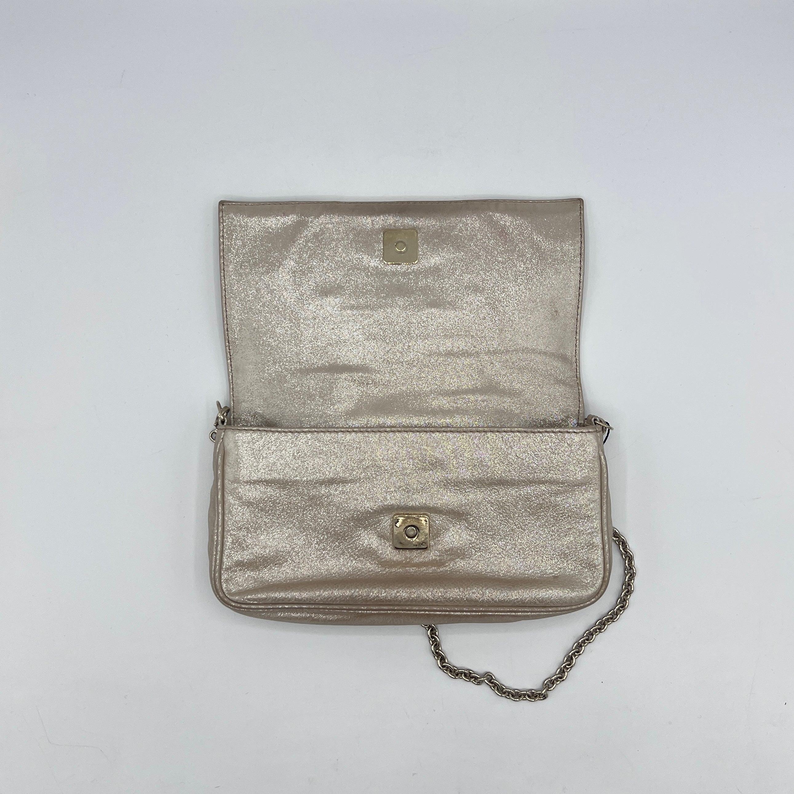 Fendi - Pochette en cuir métallisé Mia - Beige en vente 5