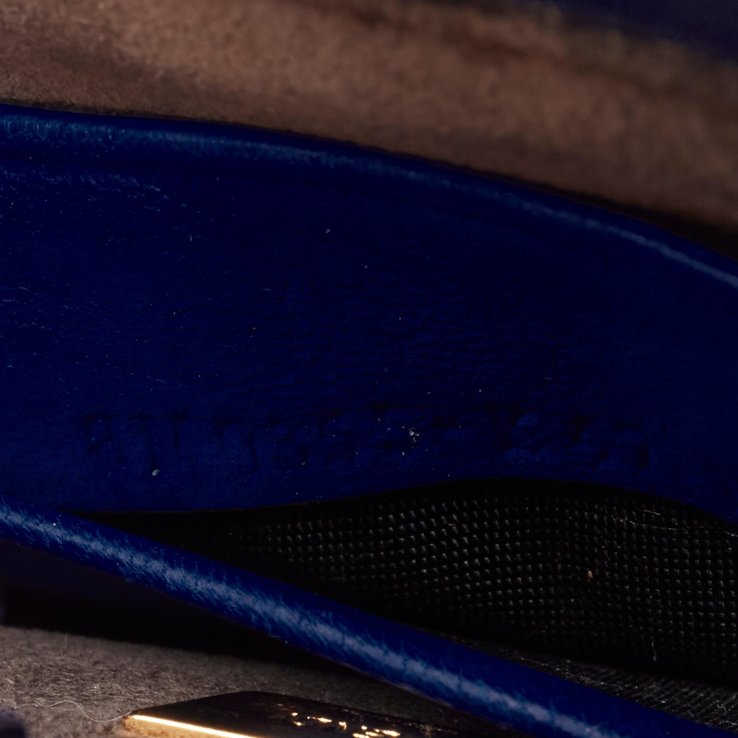 FENDI - Sac à bandoulière en cuir bleu micro Peekaboo avec détails dorés en vente 5