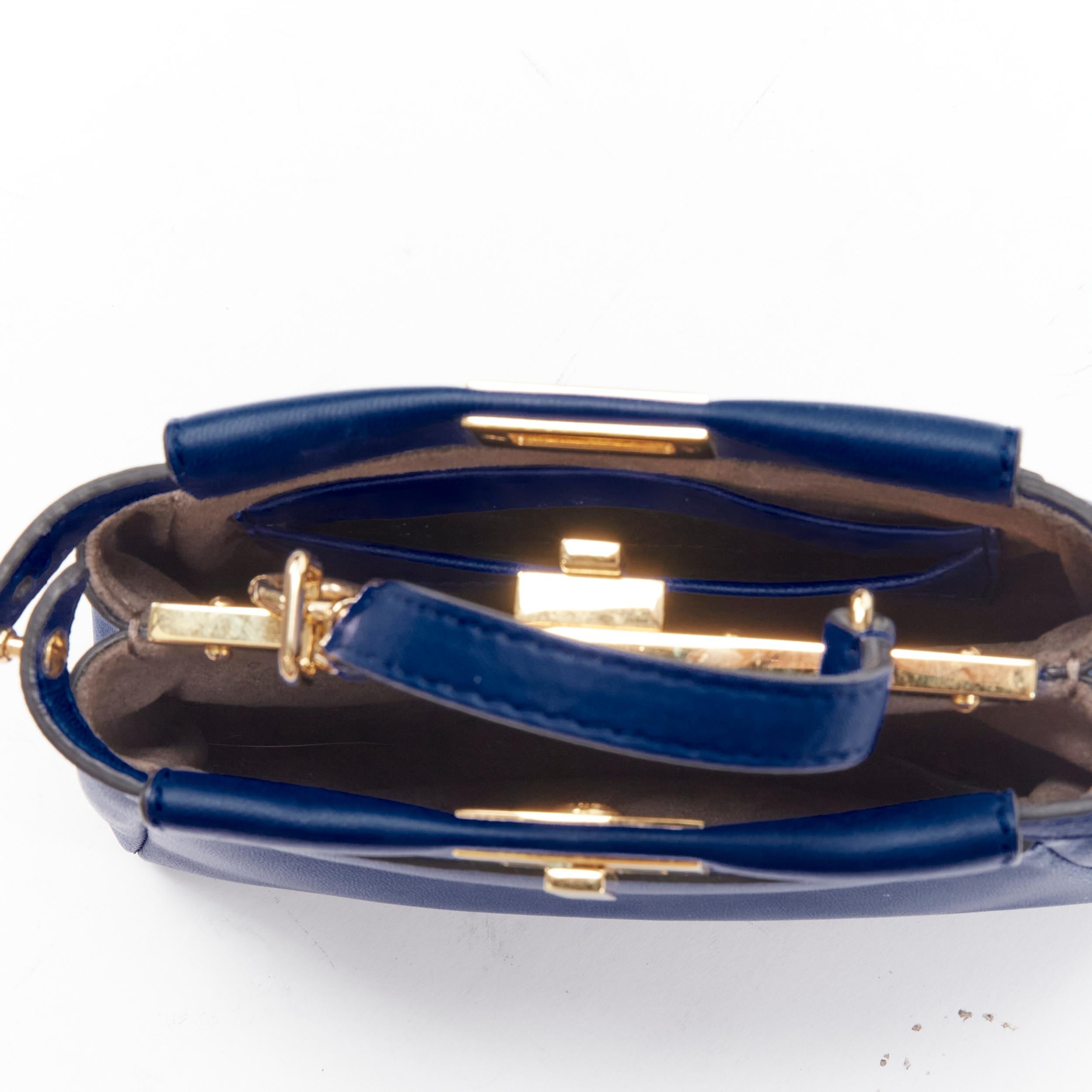 FENDI Micro Peekaboo Umhängetasche aus blauem Leder mit goldenen Beschlägen im Angebot 3
