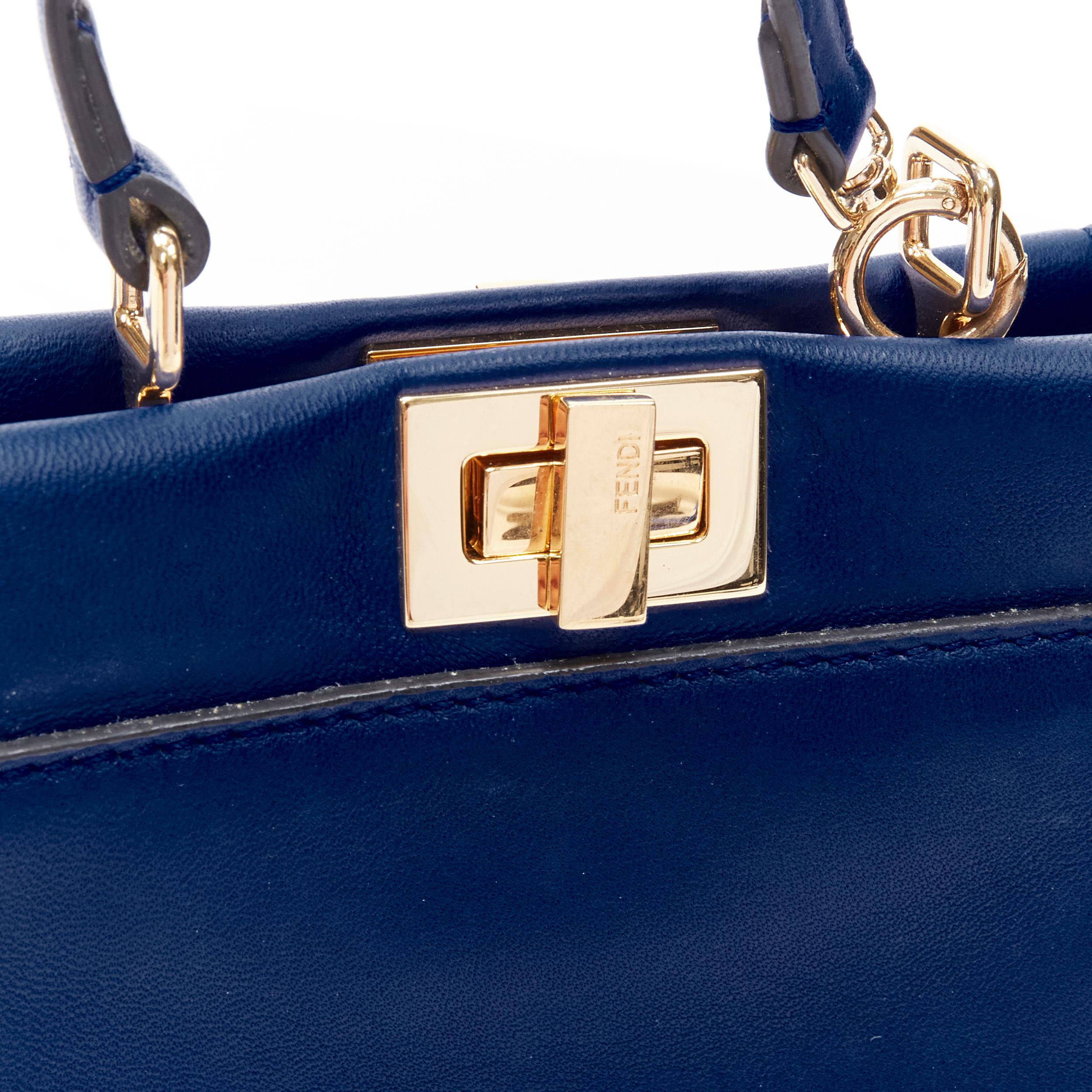 FENDI - Sac à bandoulière en cuir bleu micro Peekaboo avec détails dorés en vente 2