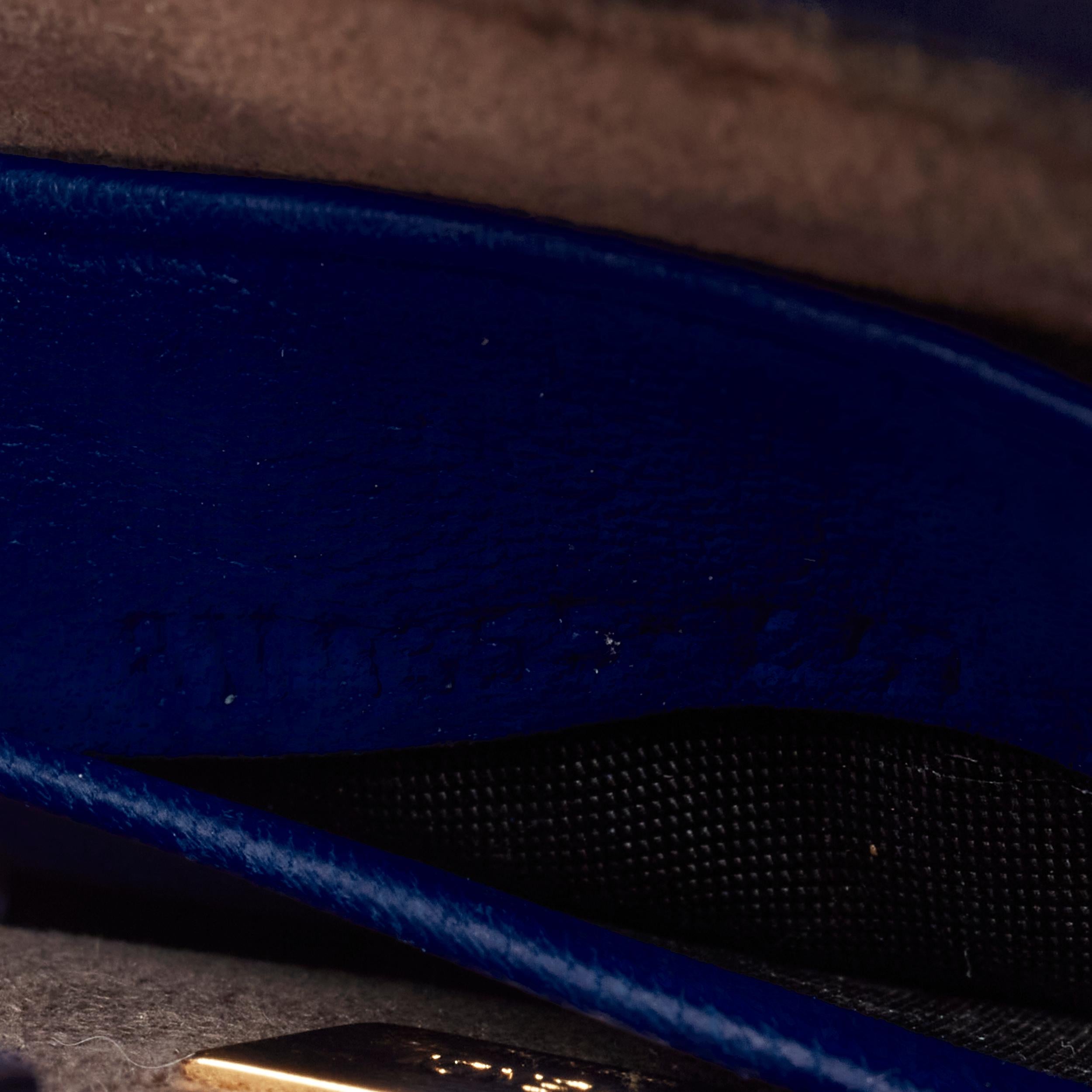 FENDI Micro Peekaboo Umhängetasche aus blauem Leder mit goldenen Beschlägen im Angebot 5