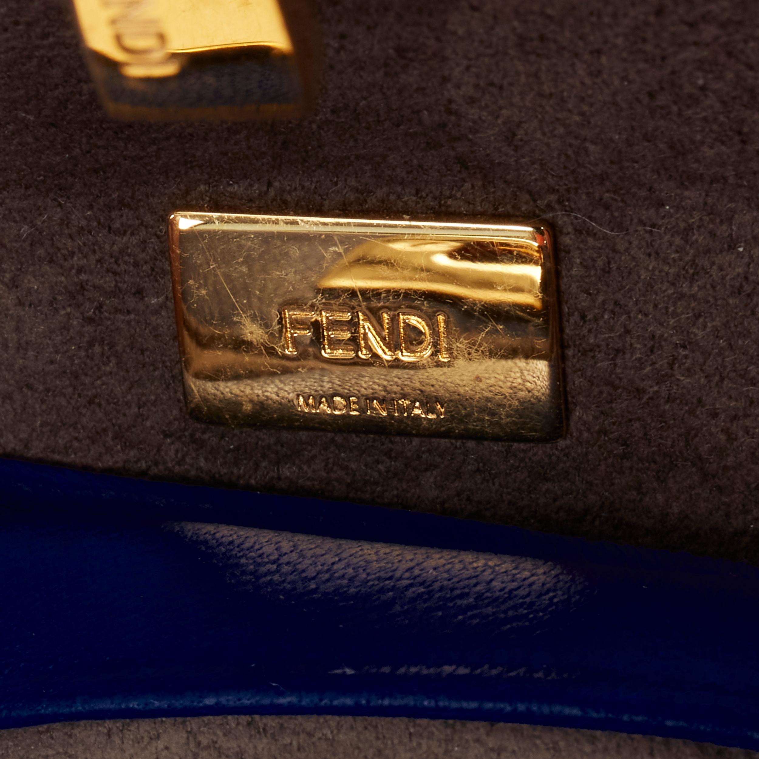 FENDI - Sac à bandoulière en cuir bleu micro Peekaboo avec détails dorés en vente 4