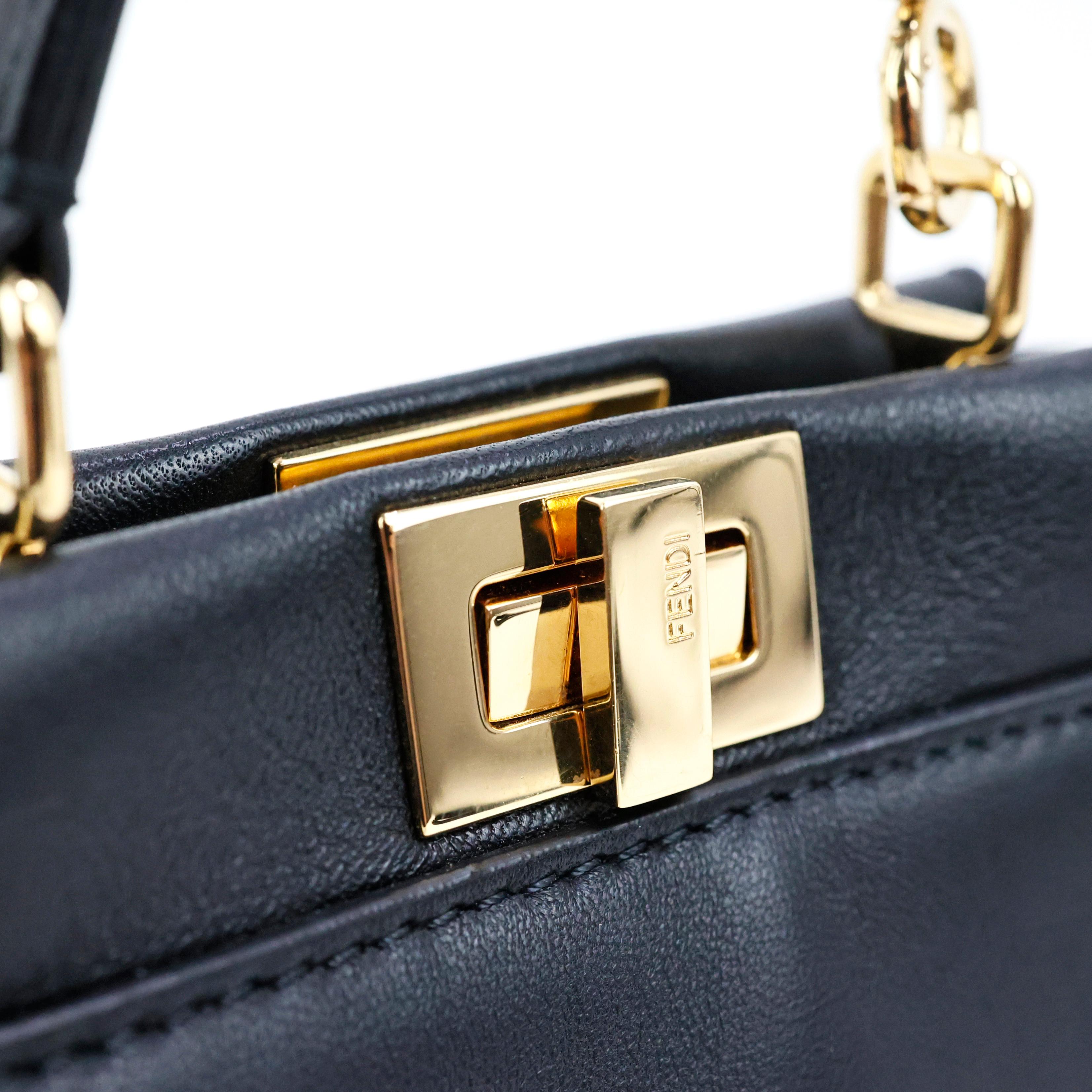 Fendi Peekaboo micro size in nappa leather color black, gold hardware.

Condition:
Really good.

Packing/accessories:
Dustbag, crossbody strap, authenticity card.

Measurements:
15cm x 11cm x 5cm