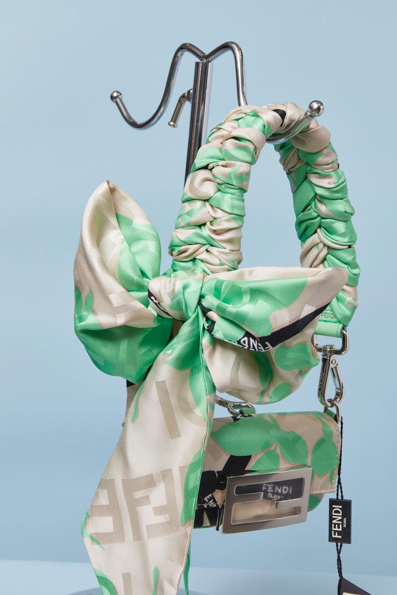 Mini borsa Fendi in seta verde, beige e nera In condizioni Nuovo in vendita a Saint-Ouen-Sur-Seine, FR