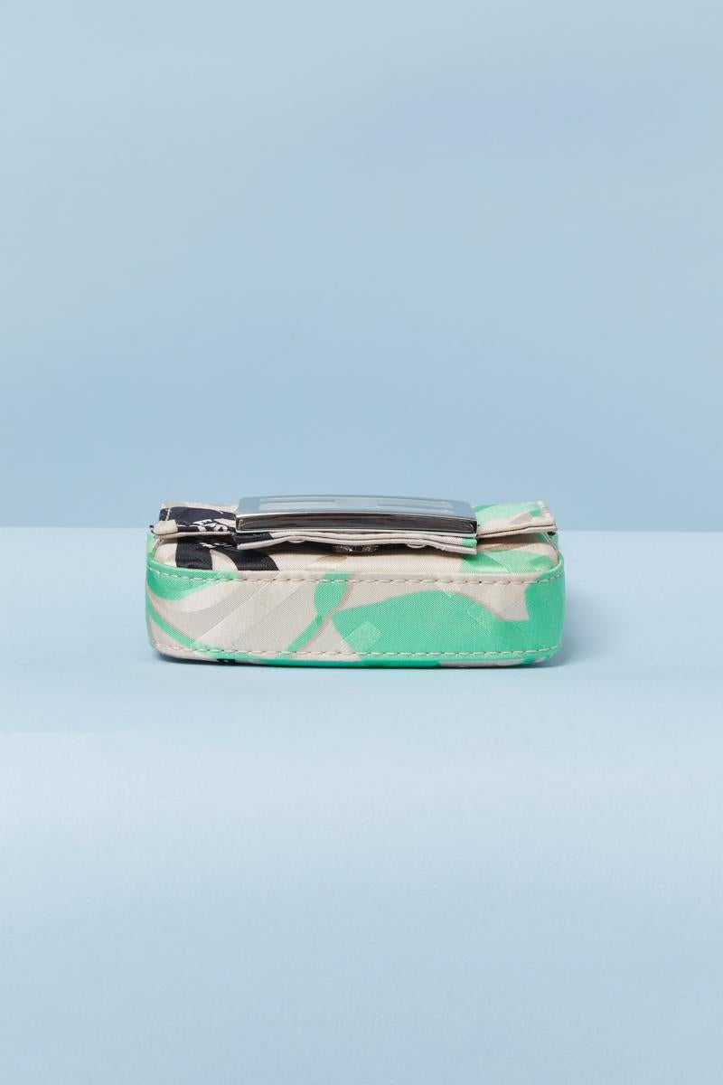 Mini borsa Fendi in seta verde, beige e nera in vendita 1