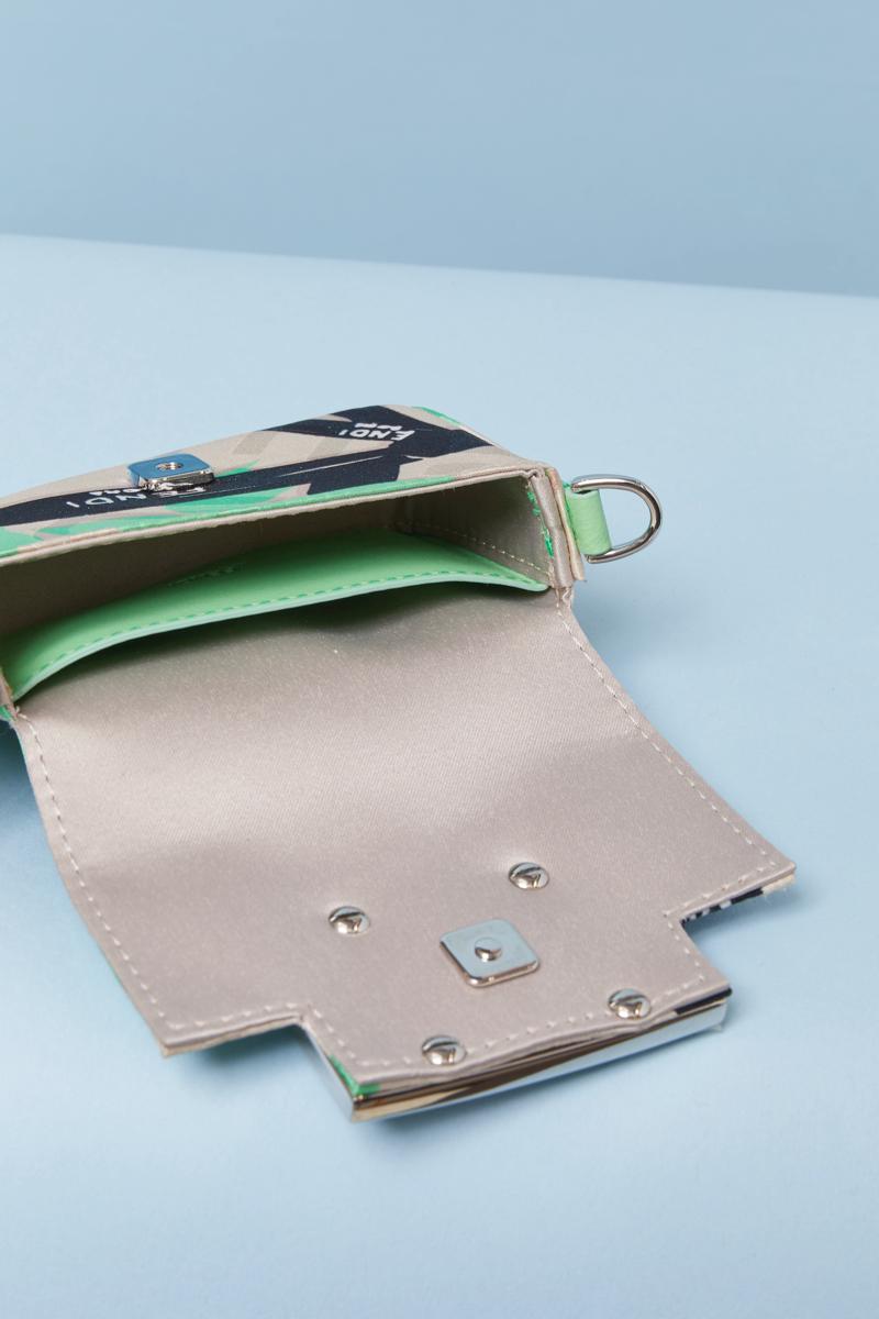 Mini borsa Fendi in seta verde, beige e nera in vendita 3