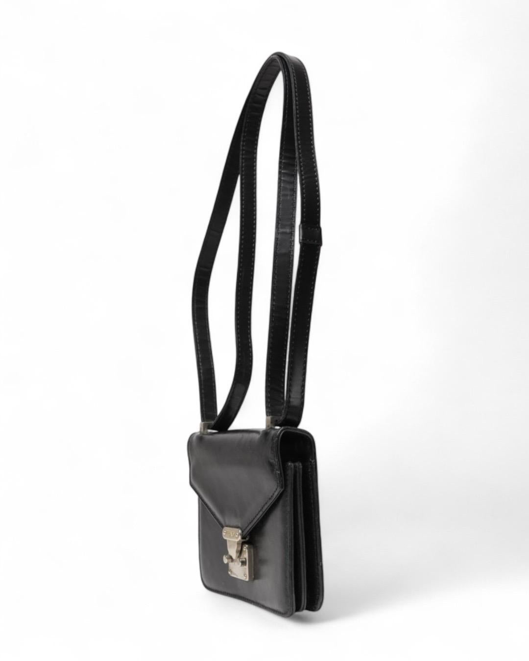 Borsa firmata Fendi, modello mini bag square, realizzata in pelle lucida nera con hardware argento. Dotée d'une patte avec chiusura ad incastro, internamente rivestita in tela nera con due comodi scompartimenti e una piccola tasca, la borsa è