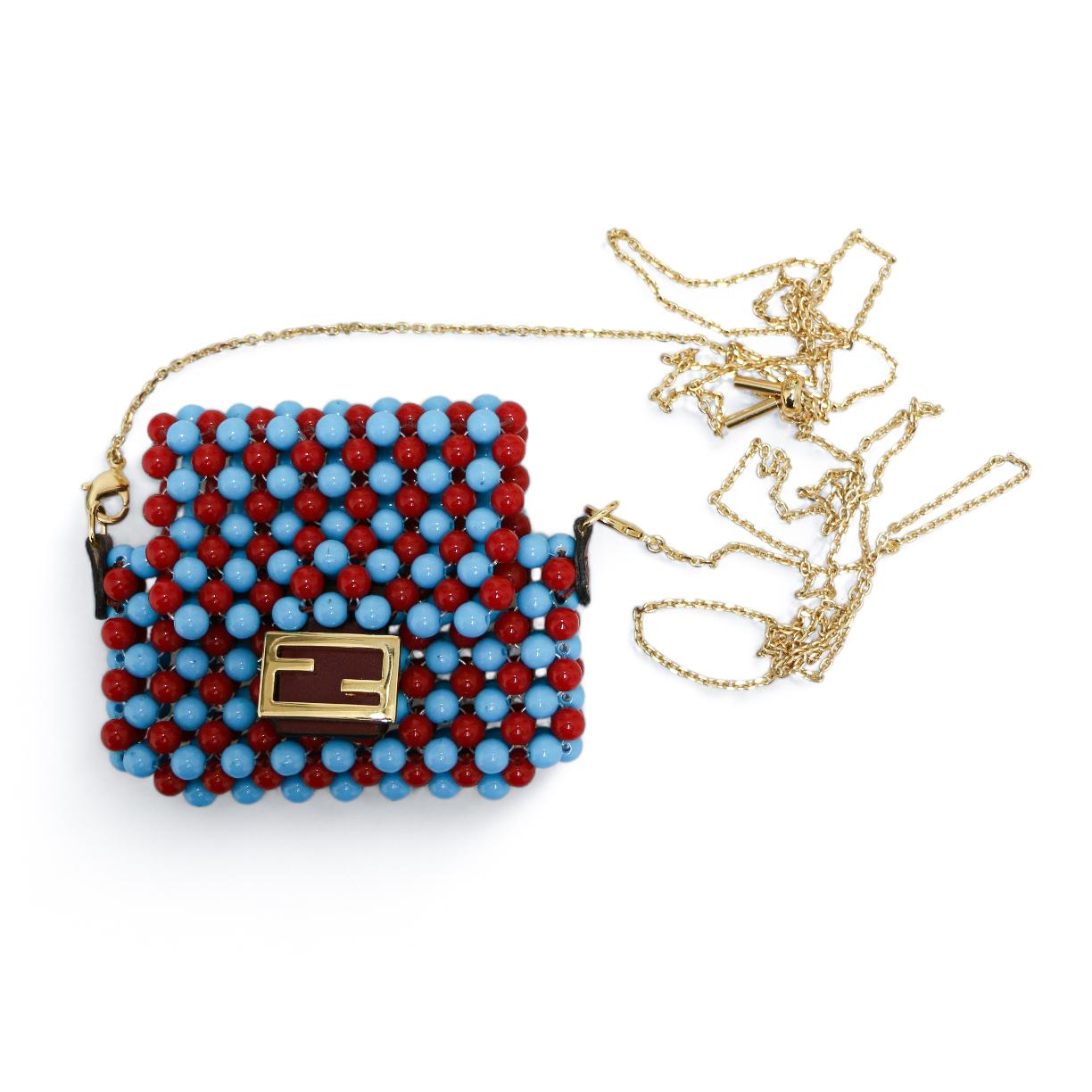 Incredible Airpods case by Fendi with its shoulder strap. Delivered in its original Fendi dustbag and box
Condition: very good
Made in Italy
Material: pearls, small leather inserts
Color: blue, red, gold
Dimensions: 8 x 7 cm
Shoulder strap: