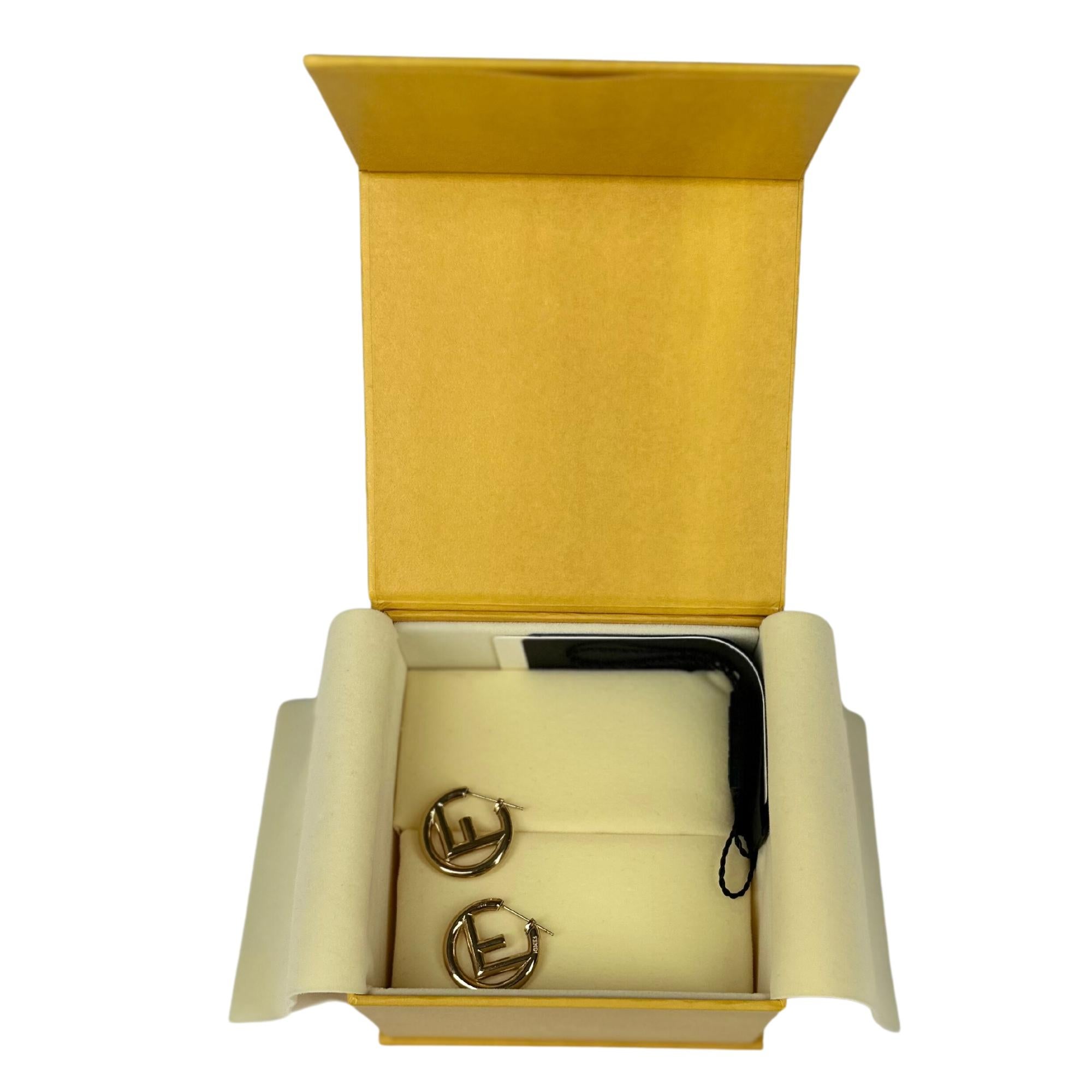 Fendi Mini-Logo-Ohrringe aus Gold mit Metallic im Zustand „Hervorragend“ in Montreal, Quebec