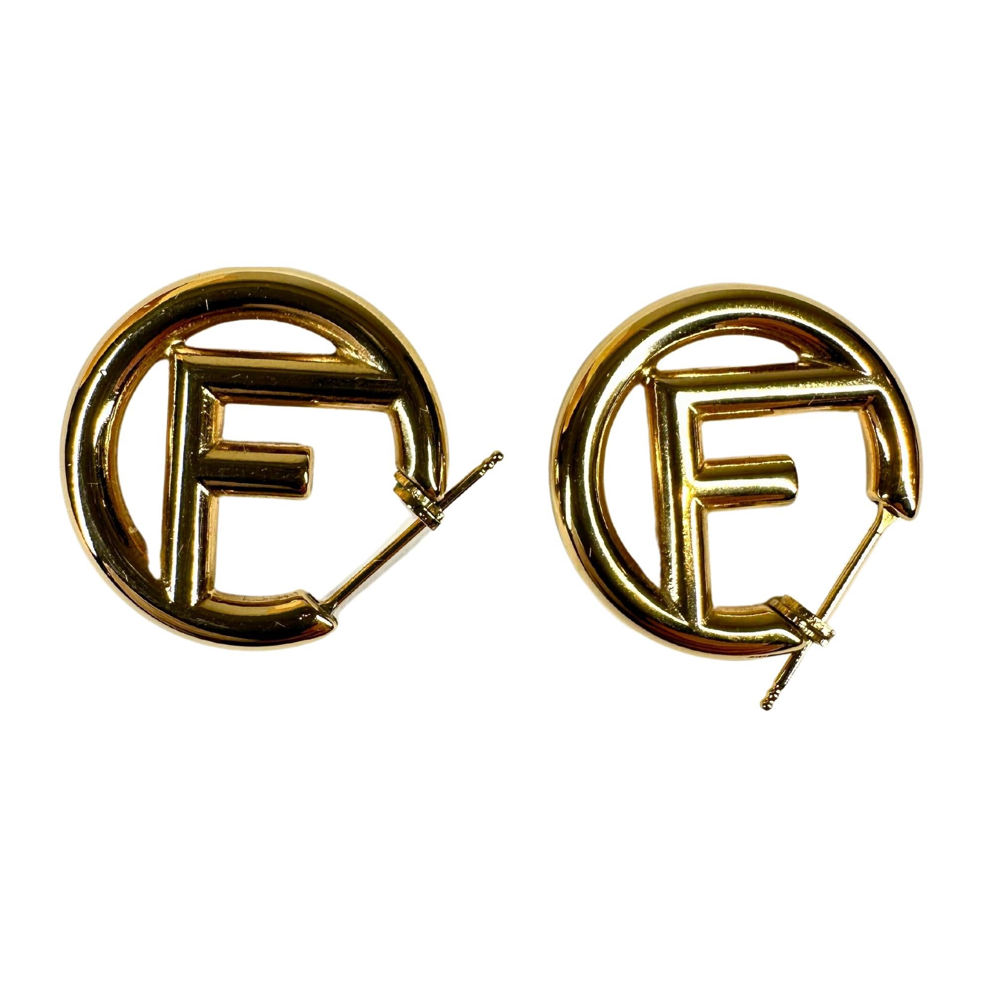Fendi Mini-Logo-Ohrringe aus Gold mit Metallic für Damen oder Herren