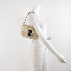Fendi Mini Mamma Baguette Weiße Kaninchenpelz-Umhängetasche