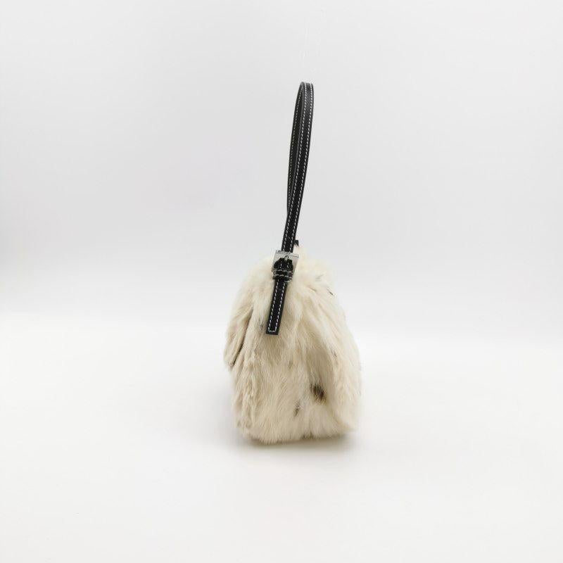 Fendi Mini Mamma Baguette White Rabbit Fur Shoulder Bag In Excellent Condition For Sale In AUBERVILLIERS, FR