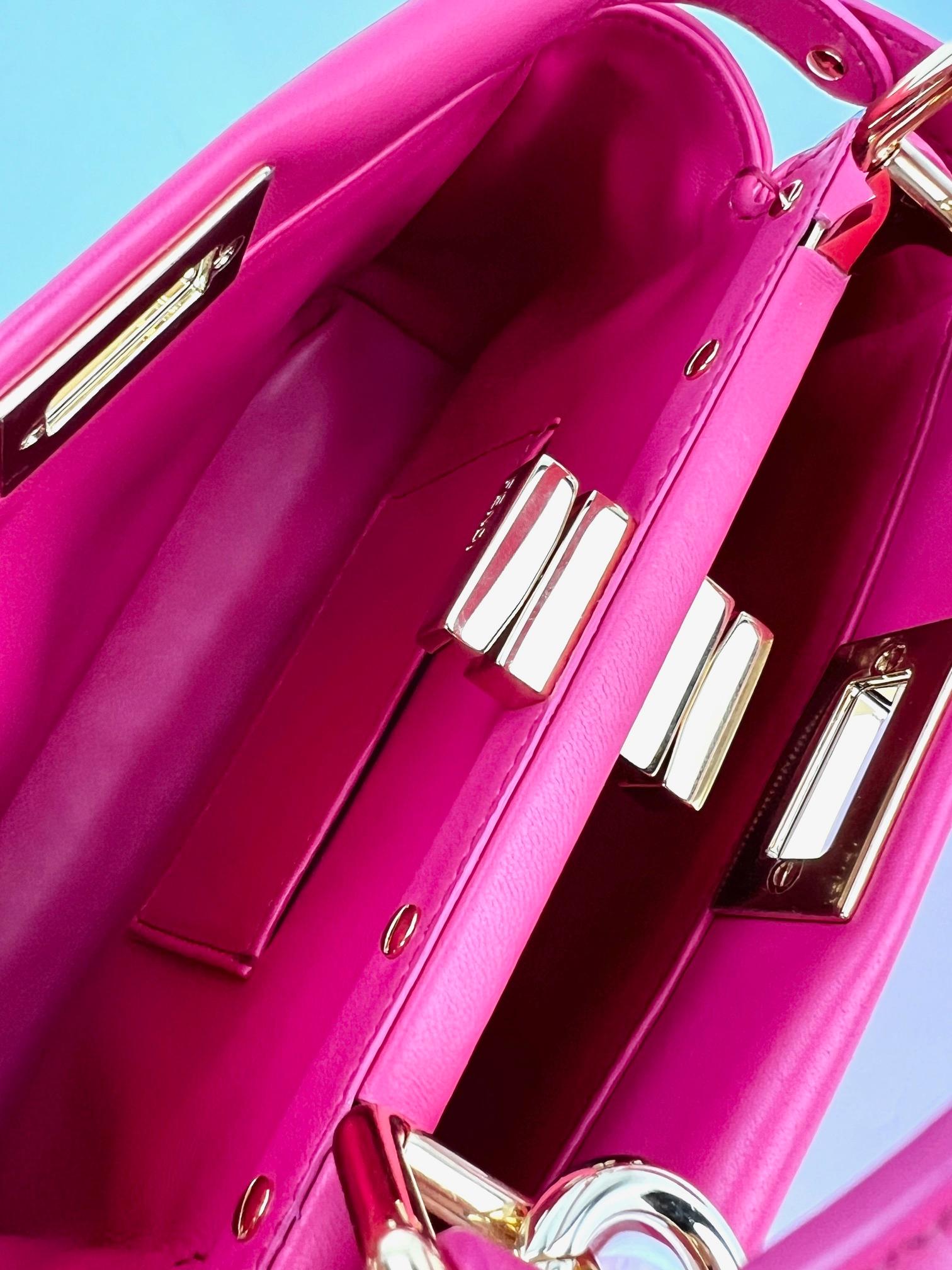 Fendi mini sac porté épaule en cuir rose Peekaboo en vente 8