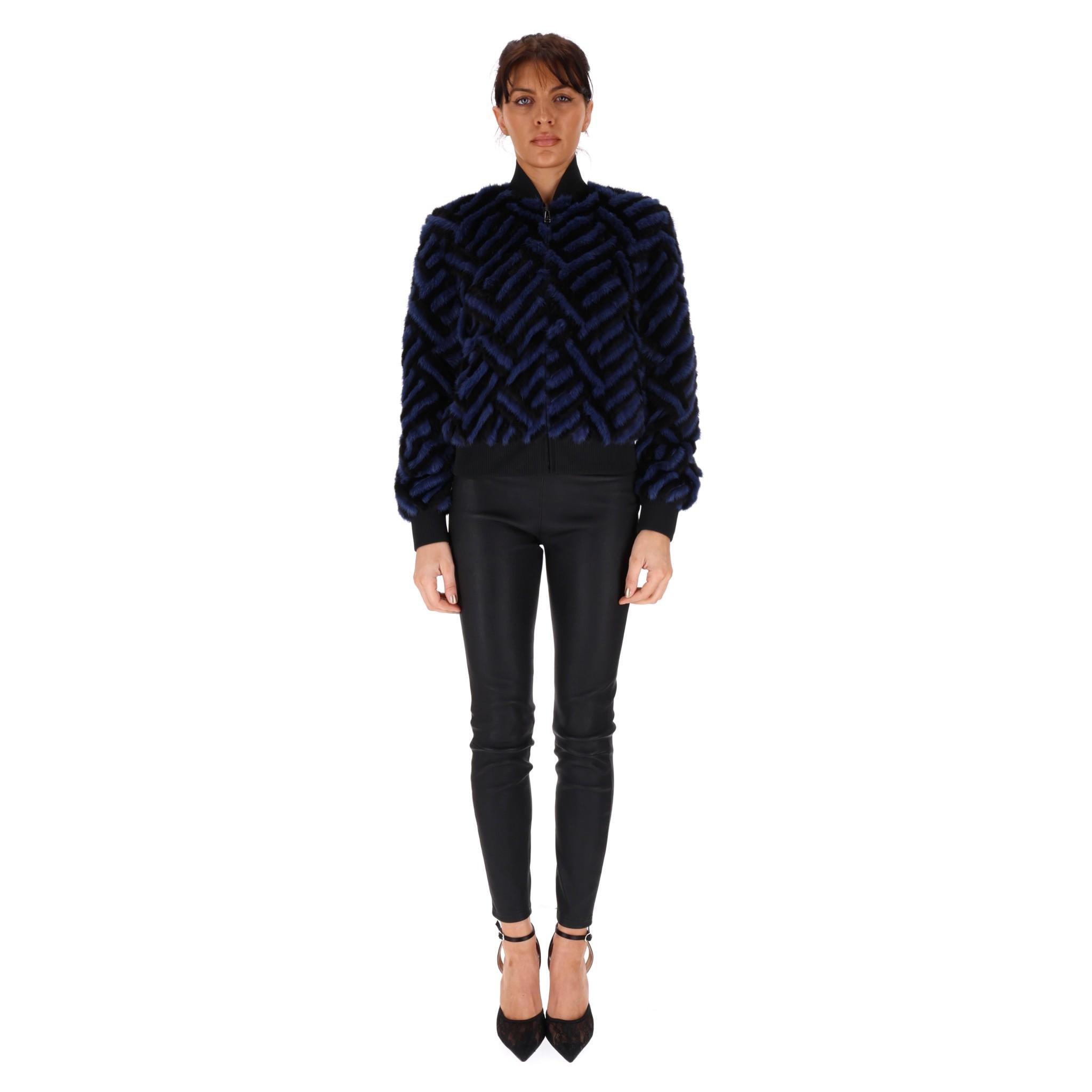Bomber in pelliccia di visone Fendi

Giacca a maniche lunghe con motivo chevron in blu e nero.

Presenta un colletto basso e una chiusura centrale con zip incisa 