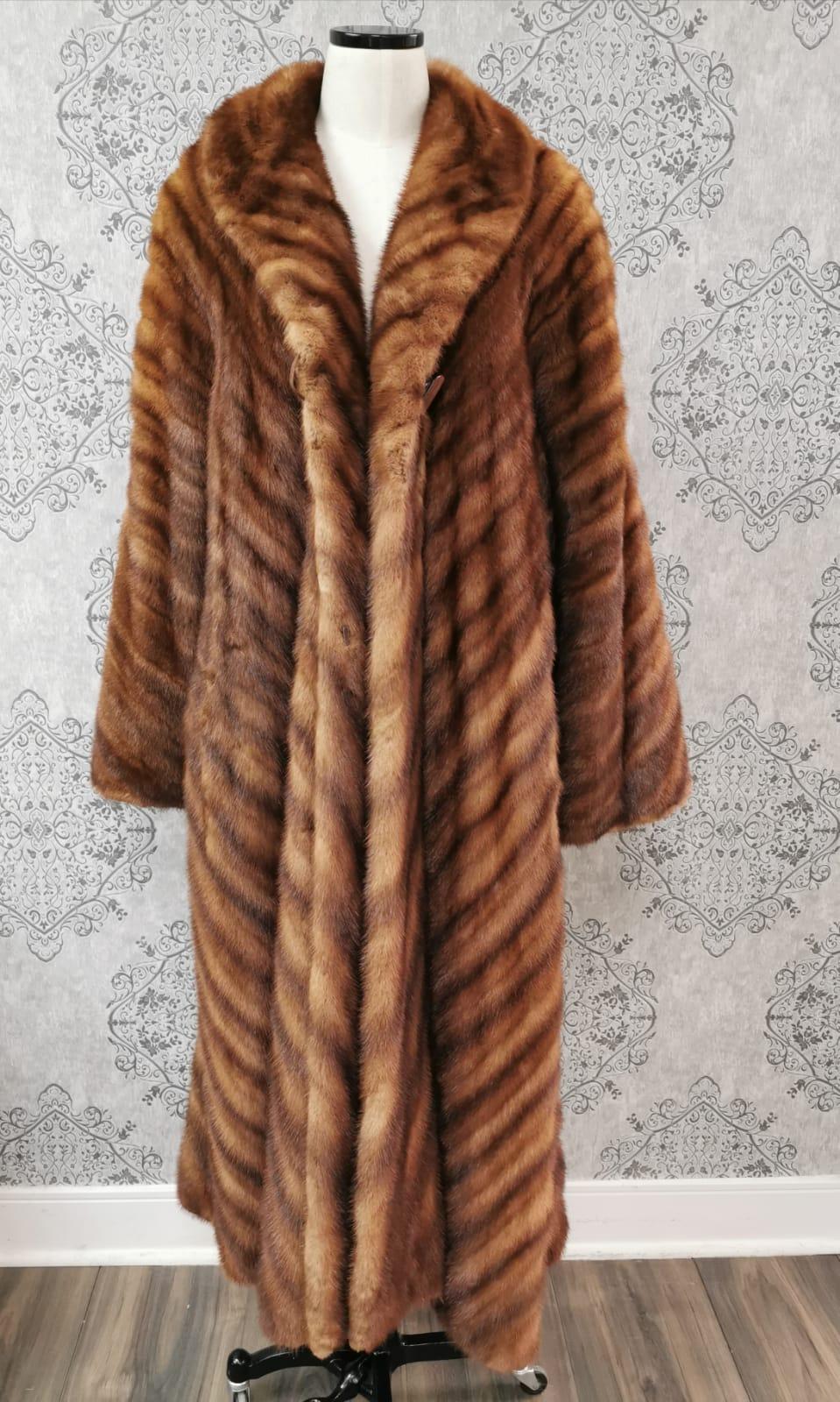 Fendi mink fur Full Length Coat (Size 16 - L) in excellent condition

When it comes to fur, Fendi is the ultimate reference in quality and style. This stunning Fendi coat is a classic with the diagonal design in fur workmanship. It has an elegant