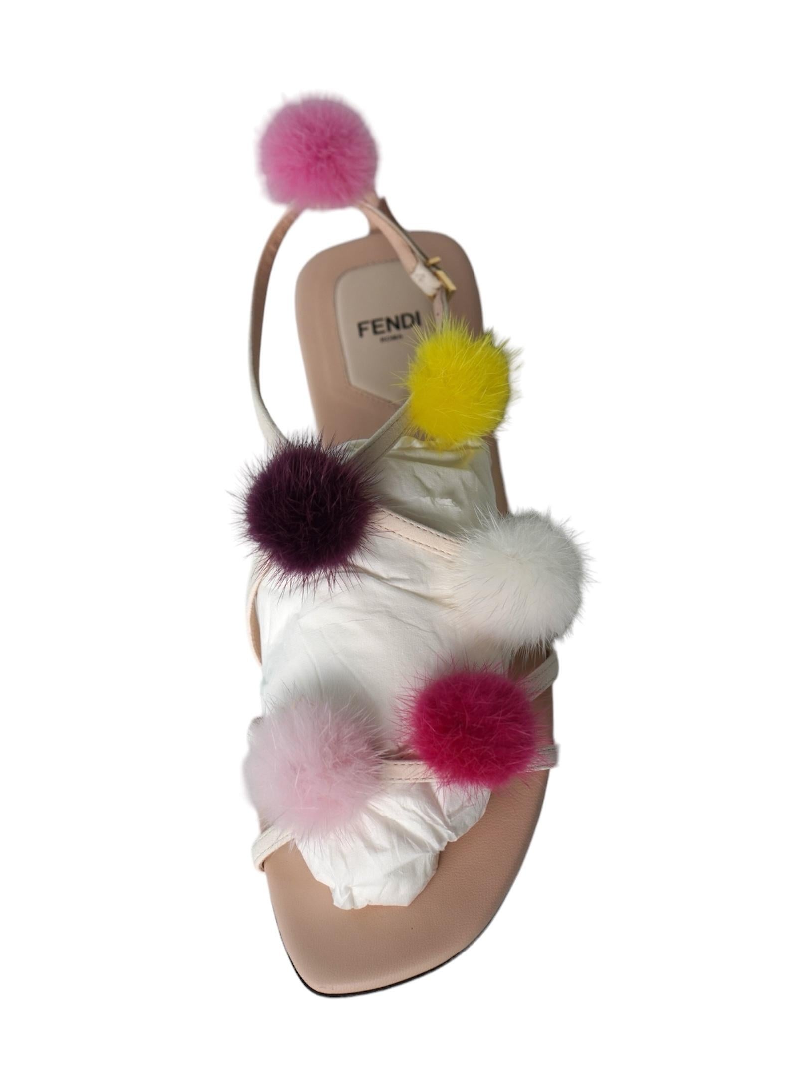 Fendi Sandali in pelle scamosciata nuda con pom pom multicolore Sz 41
Condizioni perfette
Viene fornito con la scatola
sandalo in camoscio con pom pom di visone