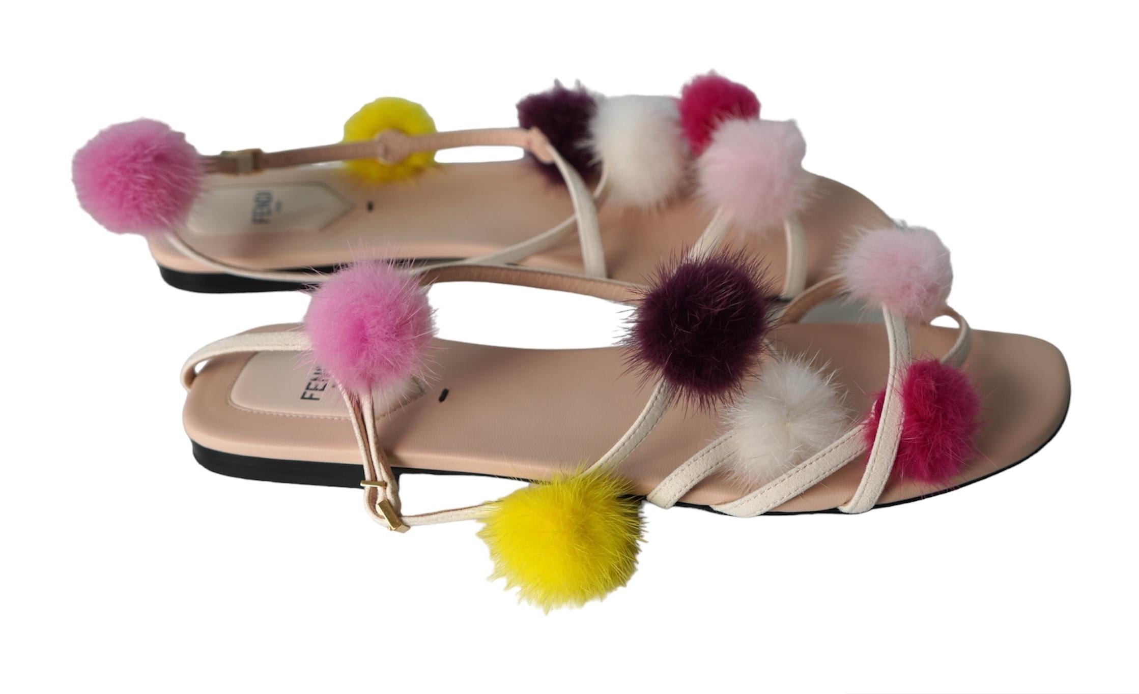 Marrone Fendi Sandali in pelle scamosciata nuda con pom pom multicolore Sz 41 in vendita