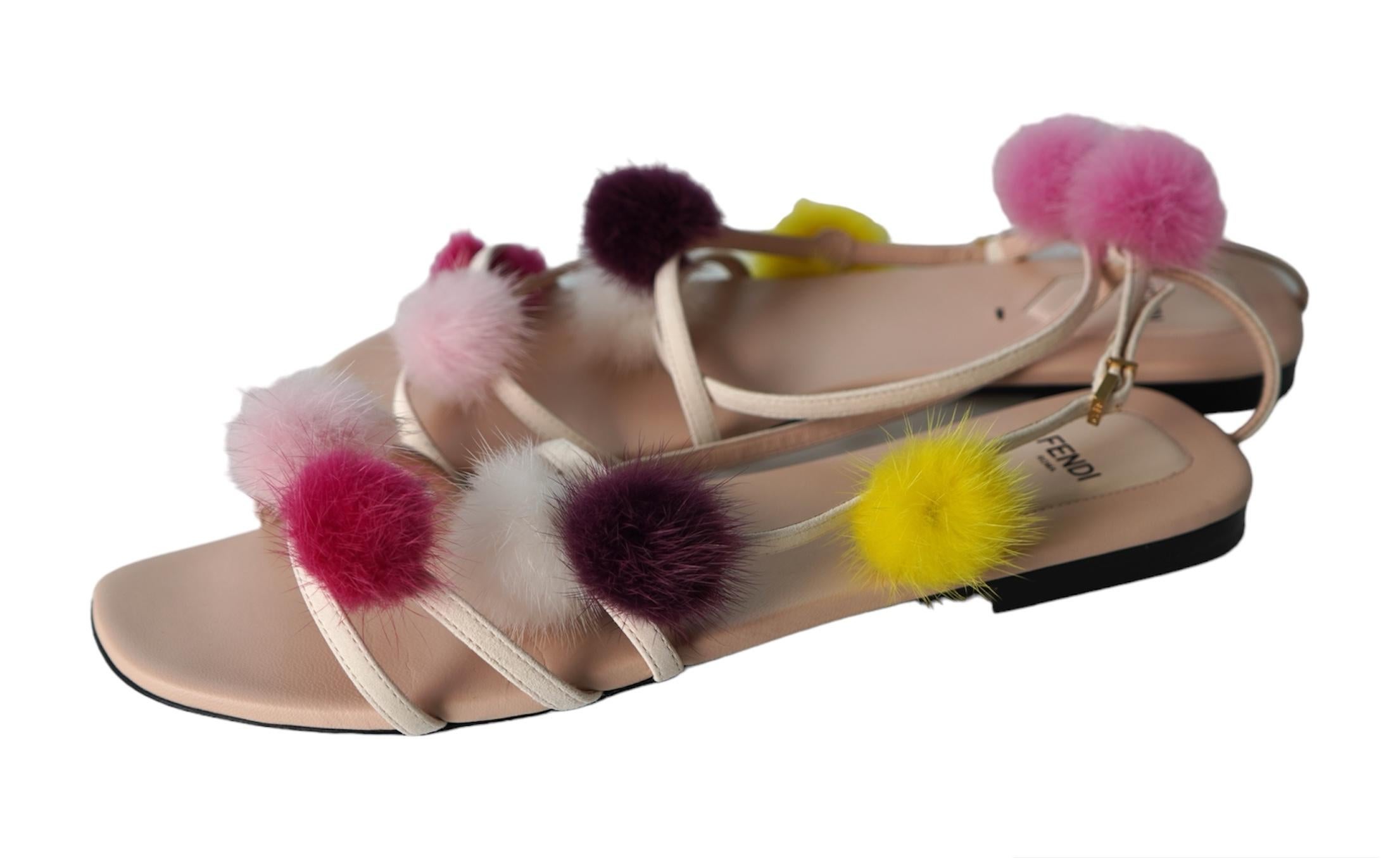 Fendi Sandali in pelle scamosciata nuda con pom pom multicolore Sz 41 In condizioni ottime in vendita a Beverly Hills, CA