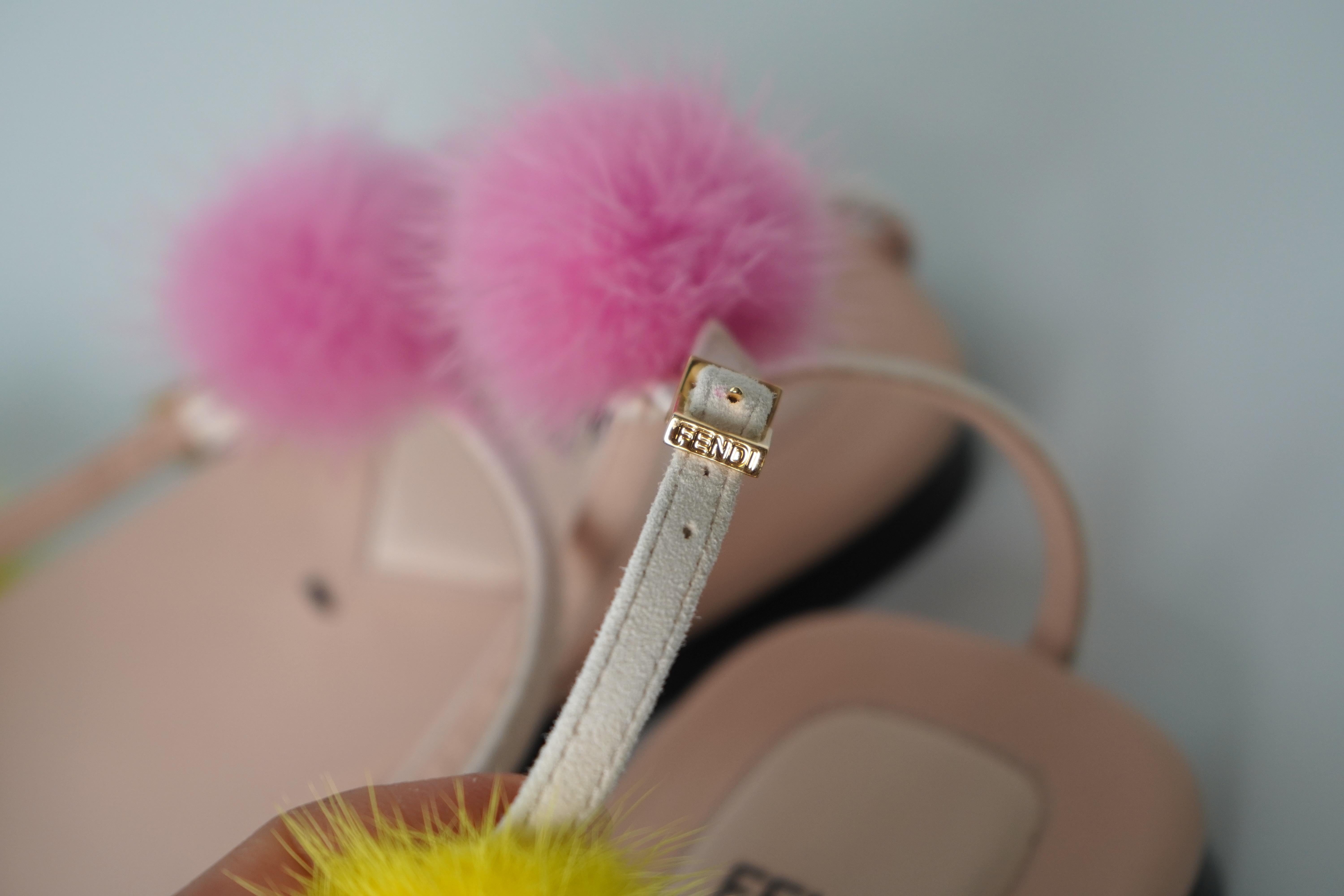 Fendi Sandali in pelle scamosciata nuda con pom pom multicolore Sz 41 in vendita 1