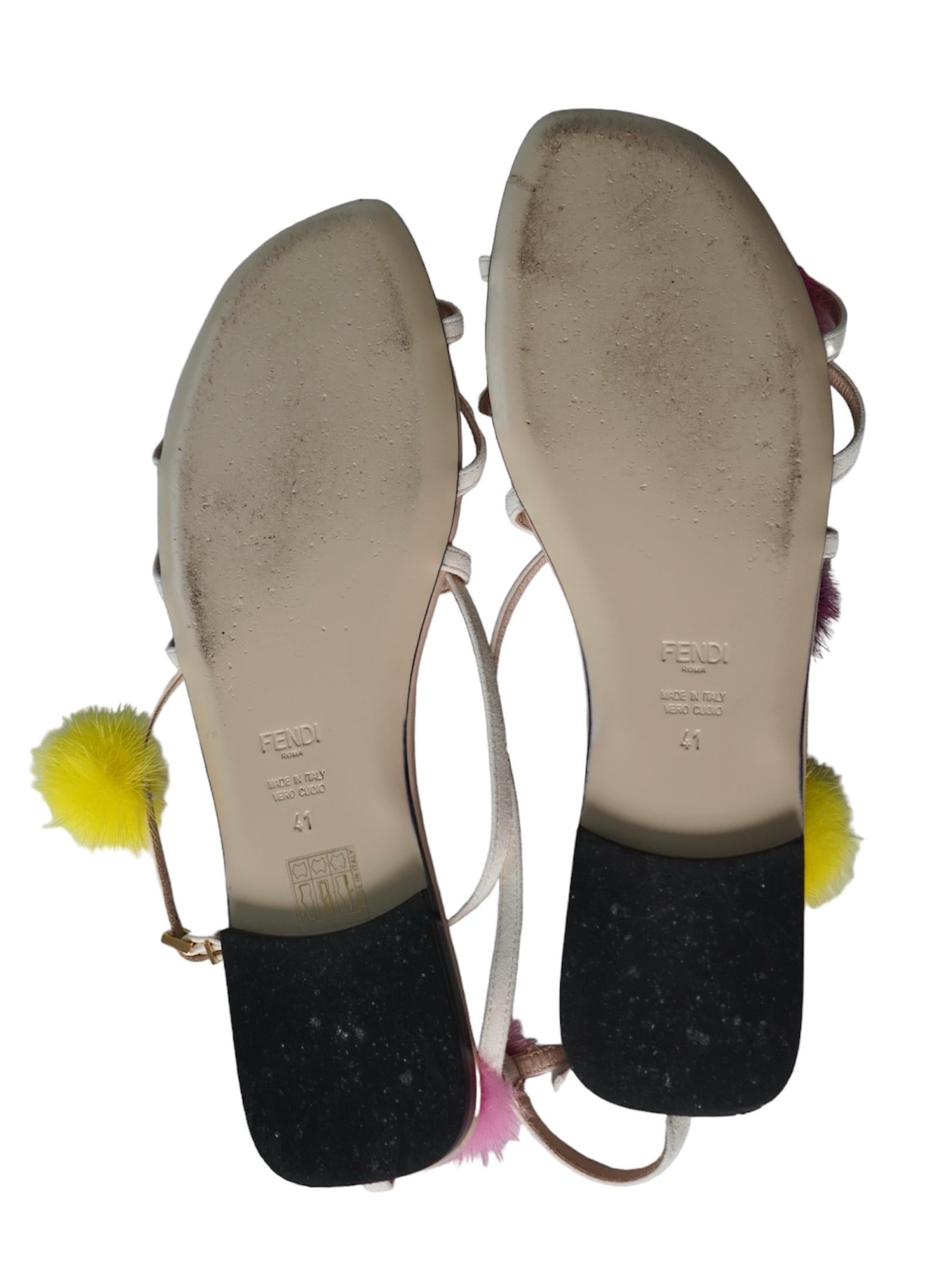 Fendi Sandali in pelle scamosciata nuda con pom pom multicolore Sz 41 in vendita 2