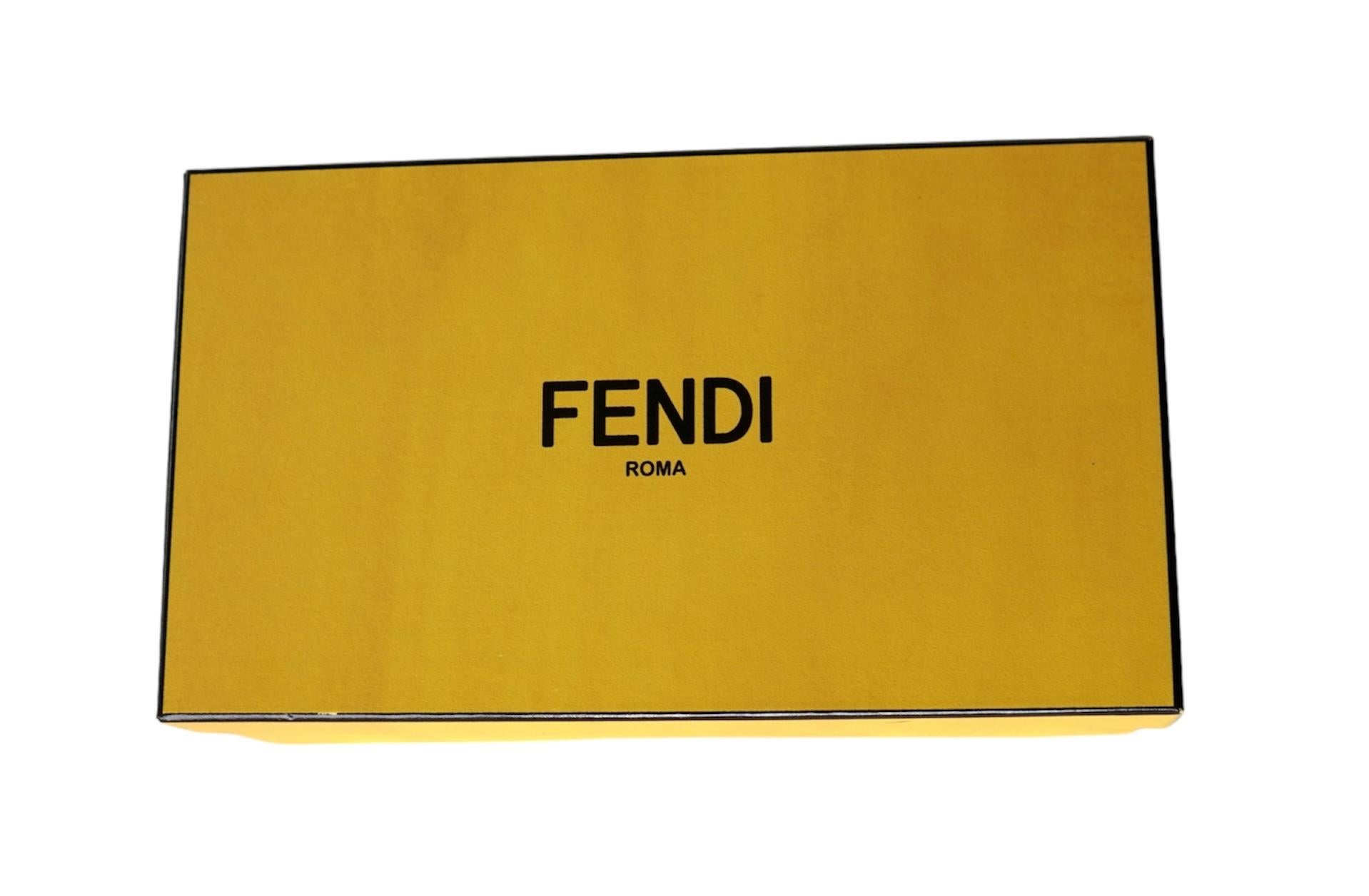 Fendi Sandali in pelle scamosciata nuda con pom pom multicolore Sz 41 in vendita 4