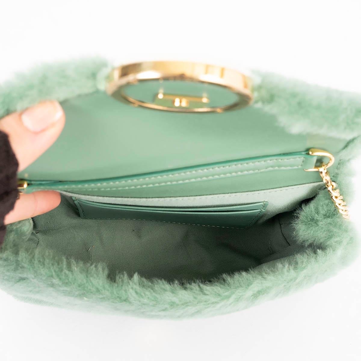 Sac ceinture / sac à bandoulière FENDI logo SHEARLING vert menthe en vente 1