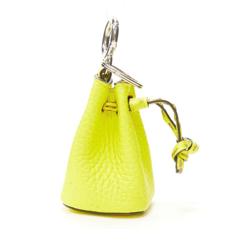 FENDI Mon Tresor Micro Bucket, borsa con coulisse in pelle giallo brillante con charm
Riferimento: ANWU/A00137
Marchio: Fendi
Collezione: Mon Amor
Materiale: Pelle
Colore: giallo
Modello: Tinta unita
Chiusura: Coulisse
Fodera:  Pelle
Dettagli extra: