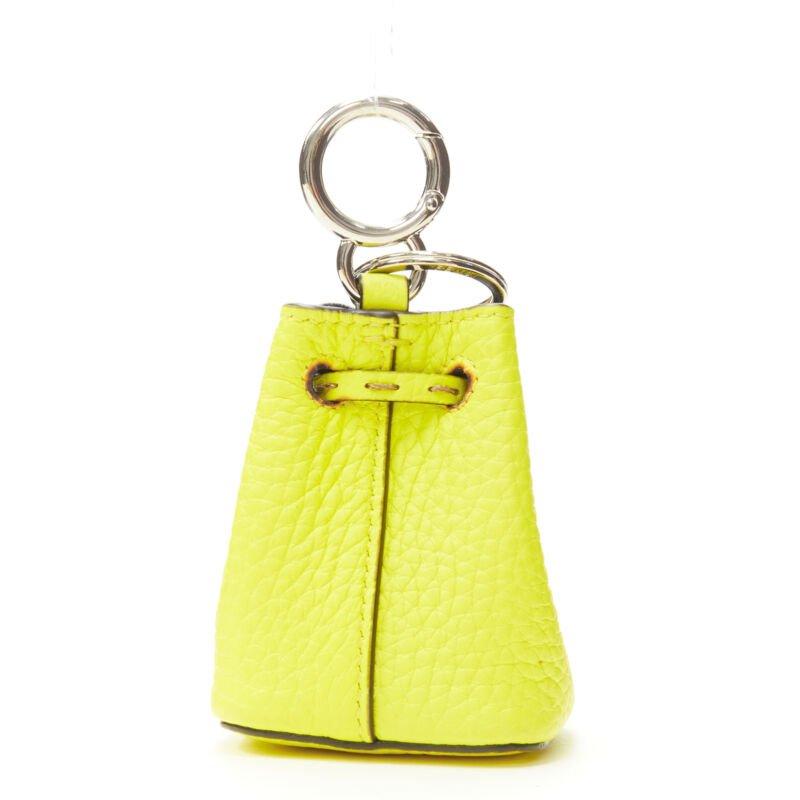 Giallo FENDI Mon Tresor Micro Bucket, borsa con coulisse in pelle giallo brillante con charm in vendita