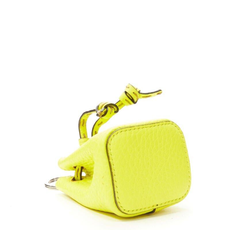 FENDI Mon Tresor Micro Bucket, borsa con coulisse in pelle giallo brillante con charm In condizioni buone in vendita a Hong Kong, NT