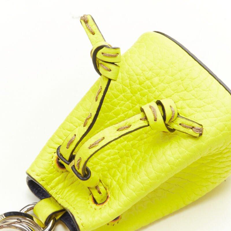 da uomo o donna FENDI Mon Tresor Micro Bucket, borsa con coulisse in pelle giallo brillante con charm in vendita