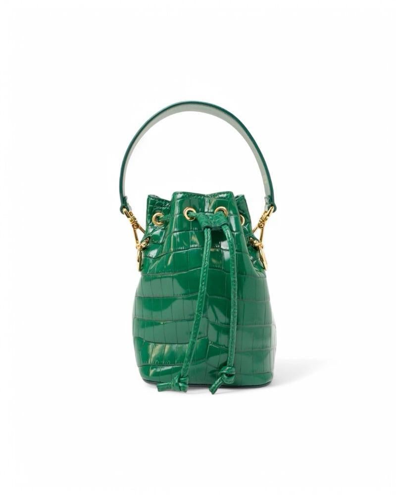 Sac de créateur Fendi, modèle Mon Tressor en taille Mini, en cuir de crocodile brillant de couleur verte avec des ferrures dorées. Doté d'un cordon de serrage sur le dessus et doublé à l'intérieur en cuir lisse ton sur ton, le sac est assez spacieux