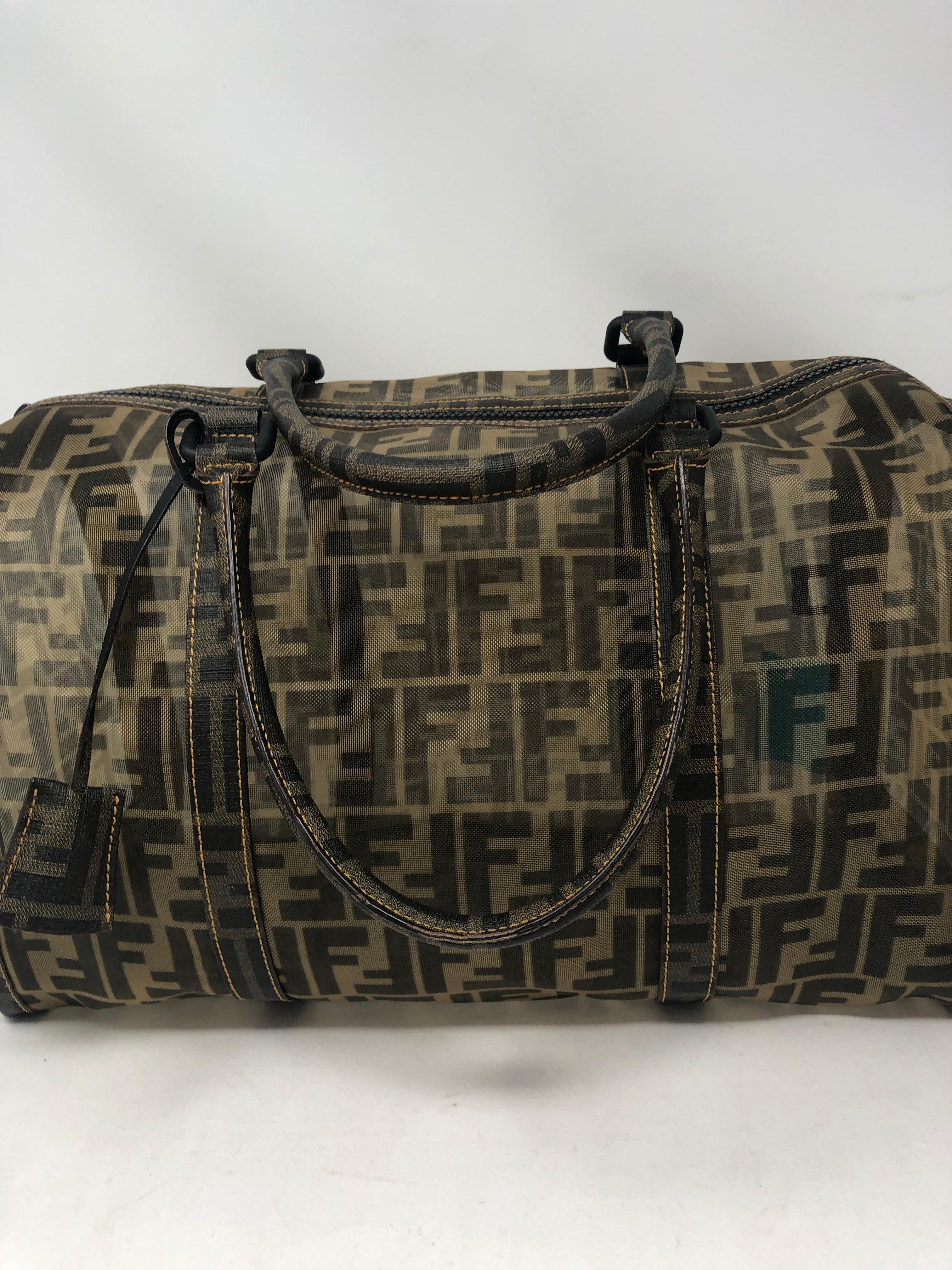 Bolso Mono Fendi. Bolso transparente con diseño de la firma Fendi. Como nuevo. Bolsa ligera y resistente. Autenticidad garantizada. 