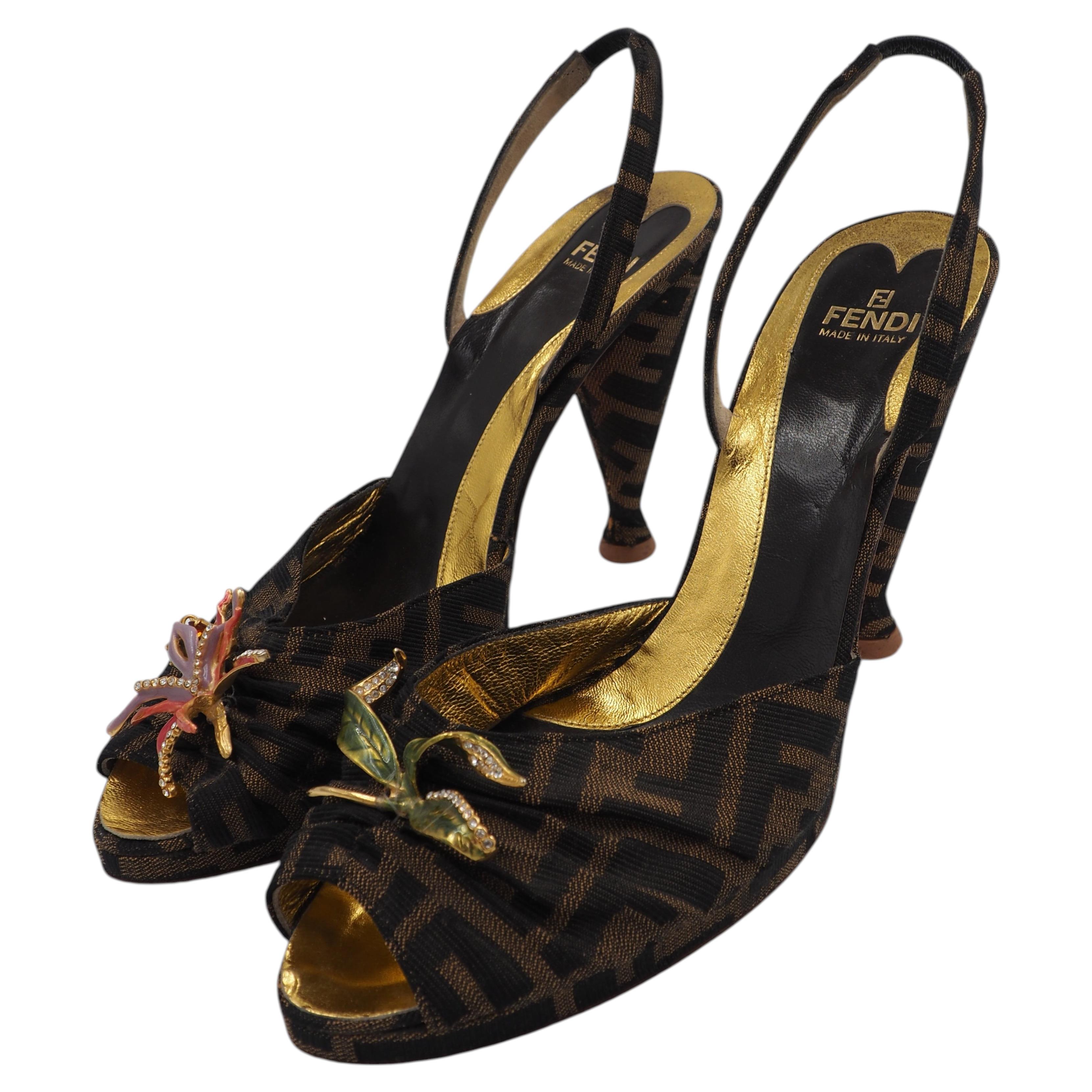 Sandali Fendi con punta aperta e cinturino sul tallone, con motivo Monogram in vendita