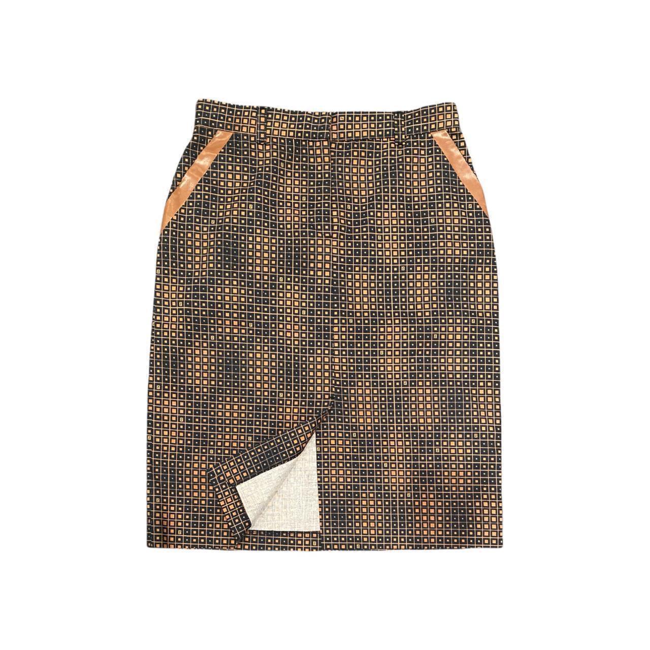Gonna Monogram di Fendi

CONDIZIONE: Questo articolo è un pezzo vintage/pre-usato, quindi è lecito aspettarsi alcuni segni di usura naturale e di età. Tuttavia le condizioni generali sono buone.

TAGLIA ETICHETTA: IT 44 (L)

MISURE REALI: Vita: 29